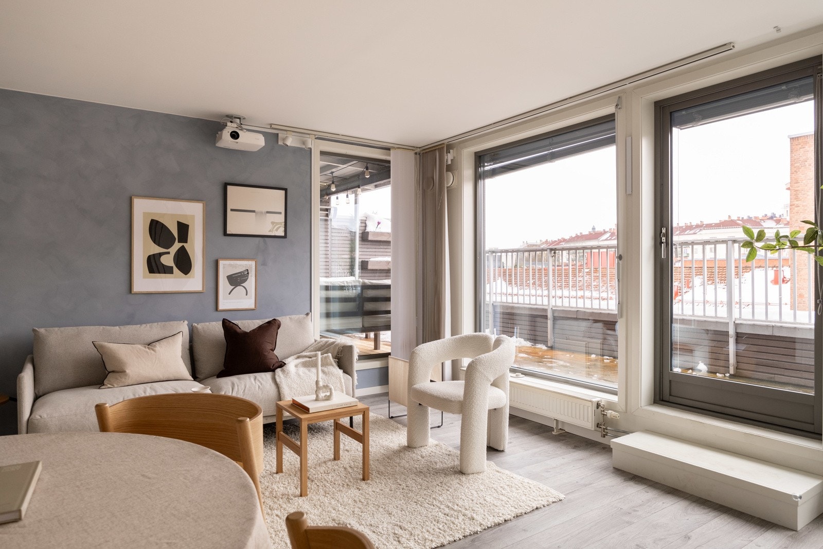 Leiligheten har en gjennomgående moderne standard. Stor og romslig stue med plass til å innrede etter ønske og behov. Galleribilde