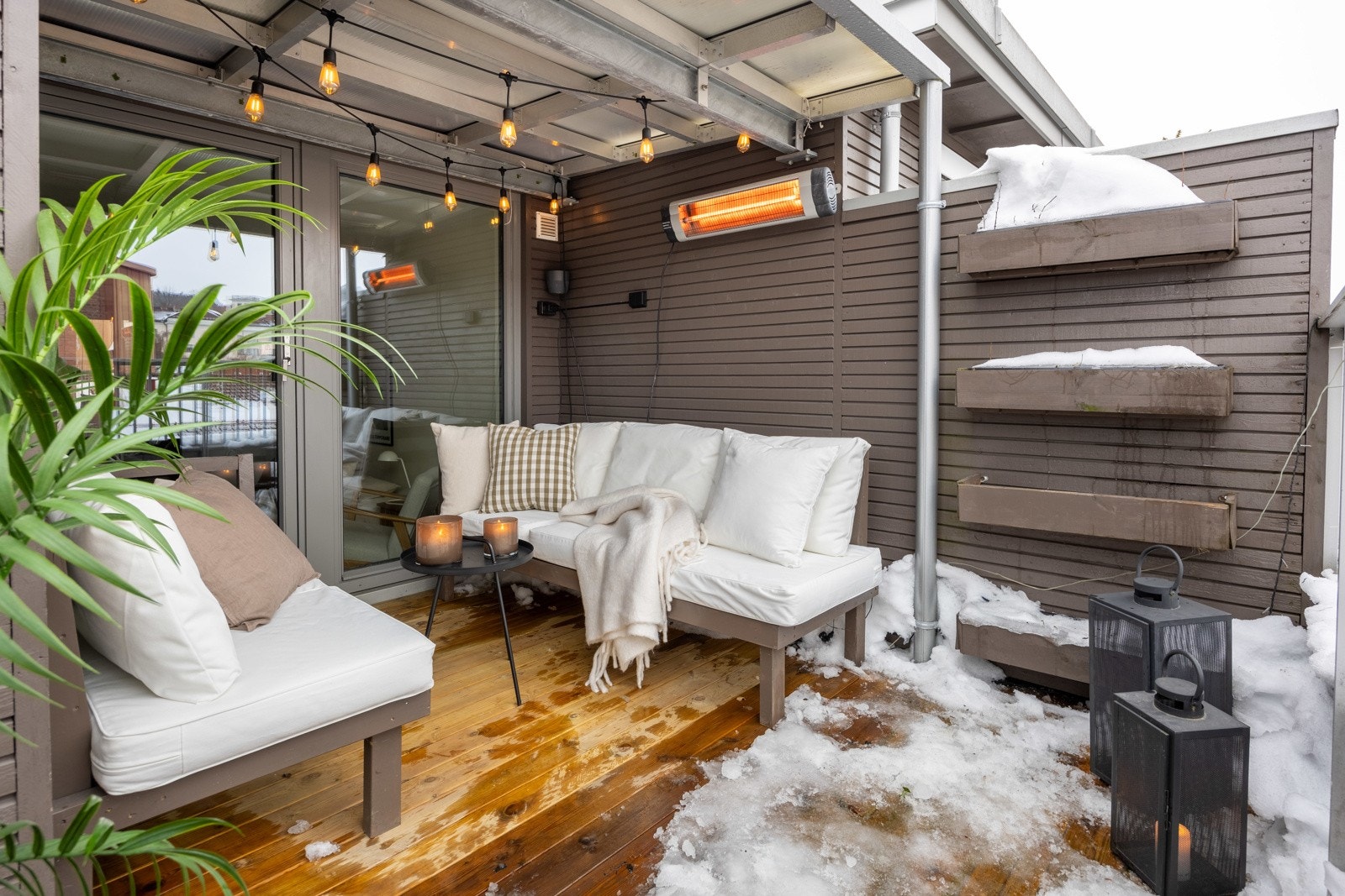 Uteplassen har god plass til stor sittegruppe under tak med varmelampe Galleribilde