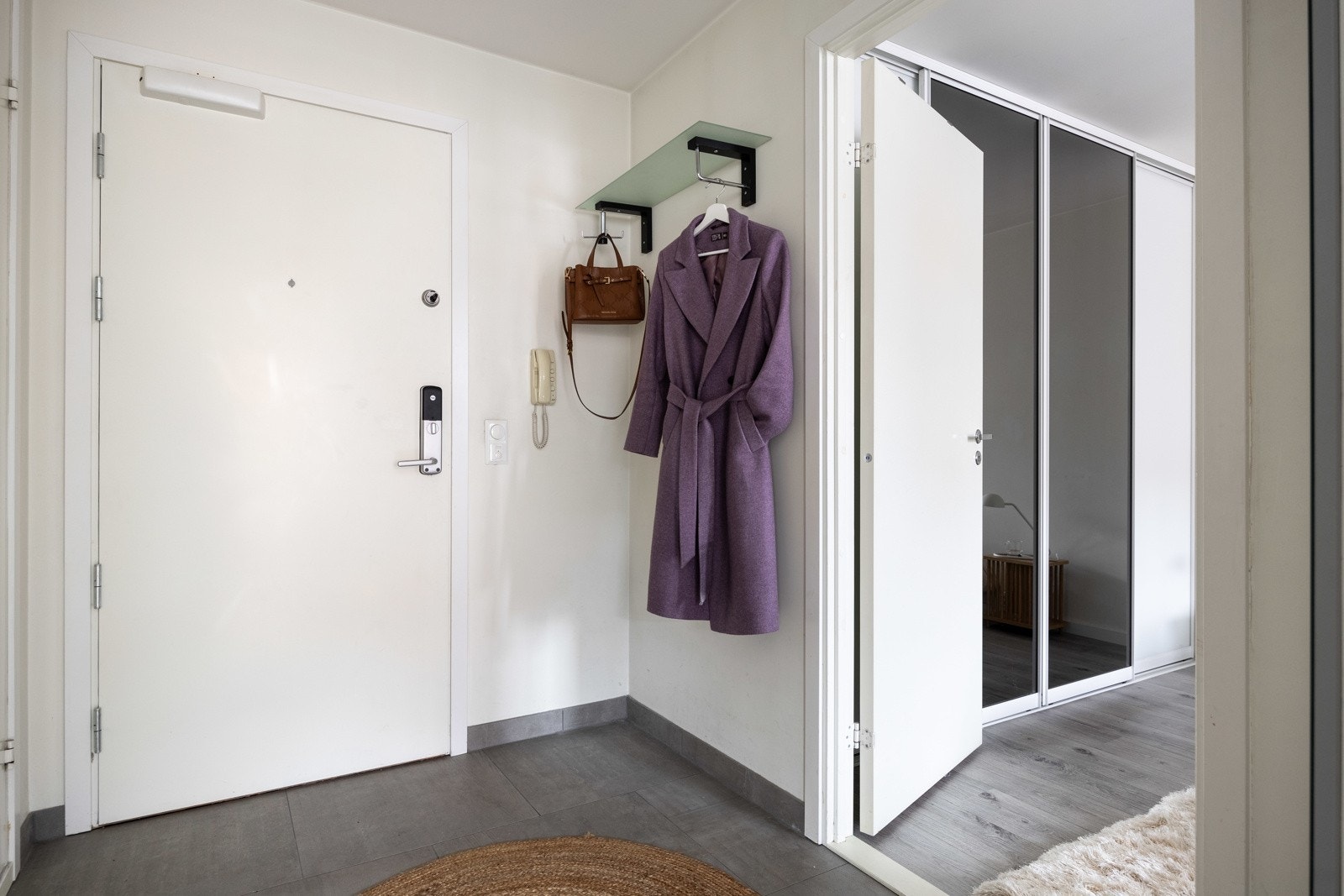 Stor entré med inngang til bad, soverom og stue. Galleribilde