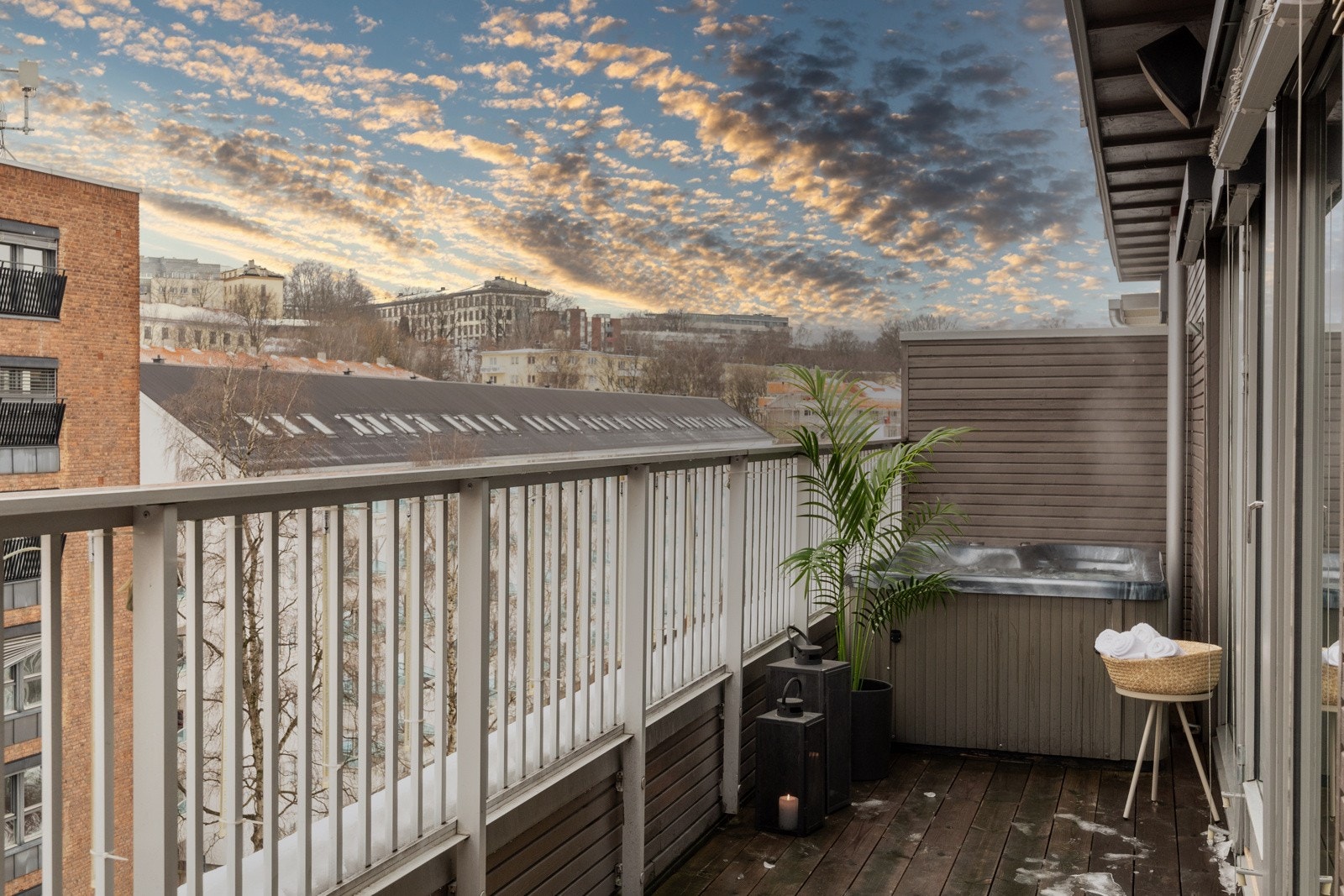 Det soleklare høydepunktet i leiligheten er den private takterrassen. Jacuzzien medfølger salget. Galleribilde