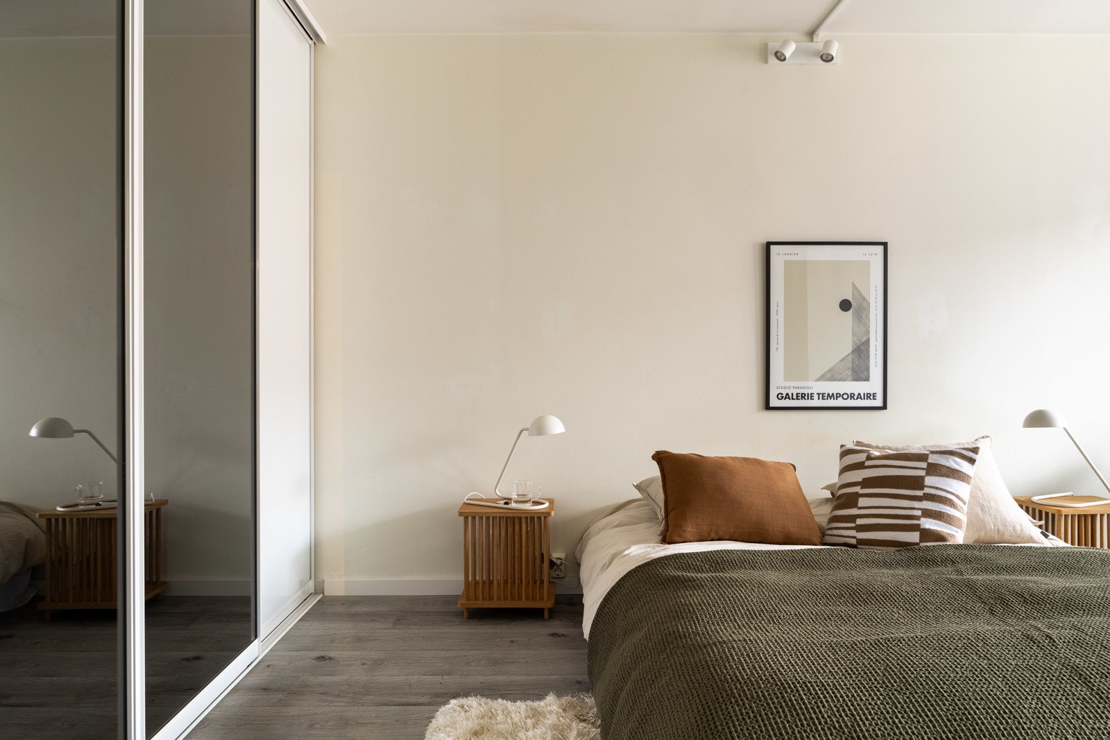 Soverommet er malt i en nøytral fargetone. Galleribilde