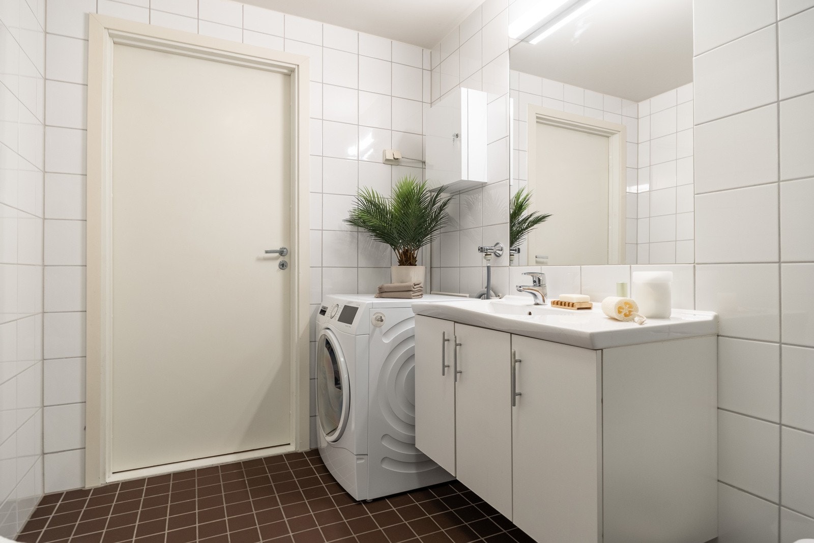 Vegghengt servantskap med overhengt speil. Opplegg og plass for vaskemaskin. Galleribilde