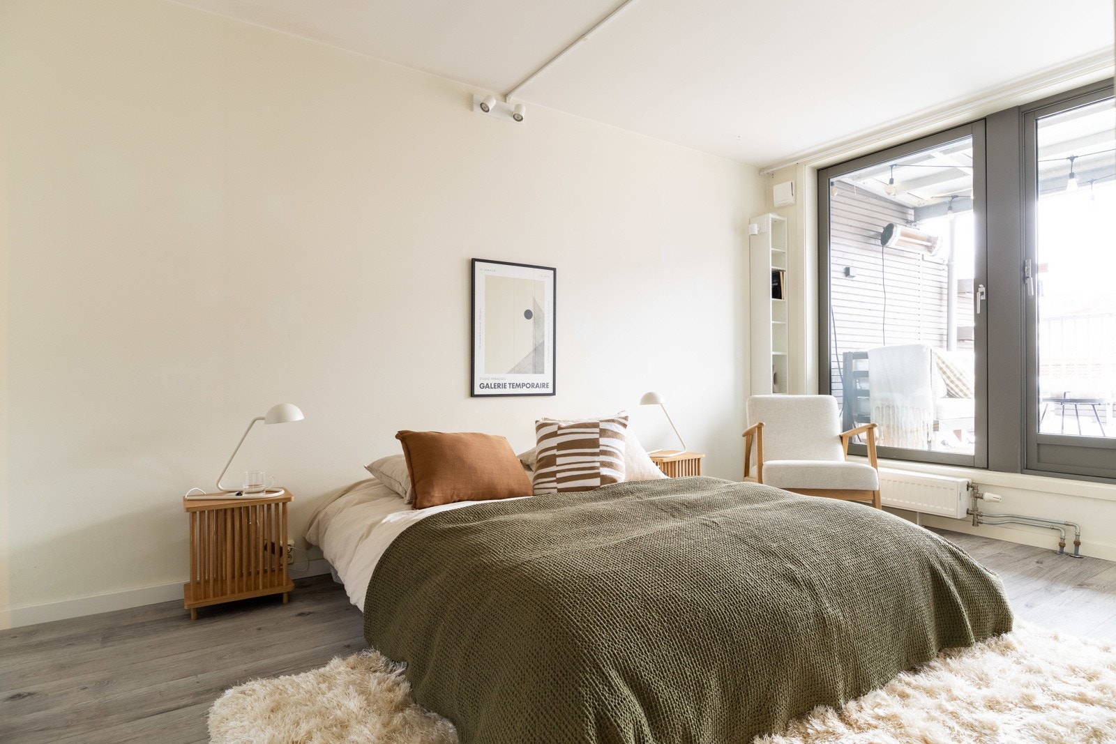 Lekkert soverom med god plass til dobbeltseng og tilhørende nattbord på hver side. Galleribilde