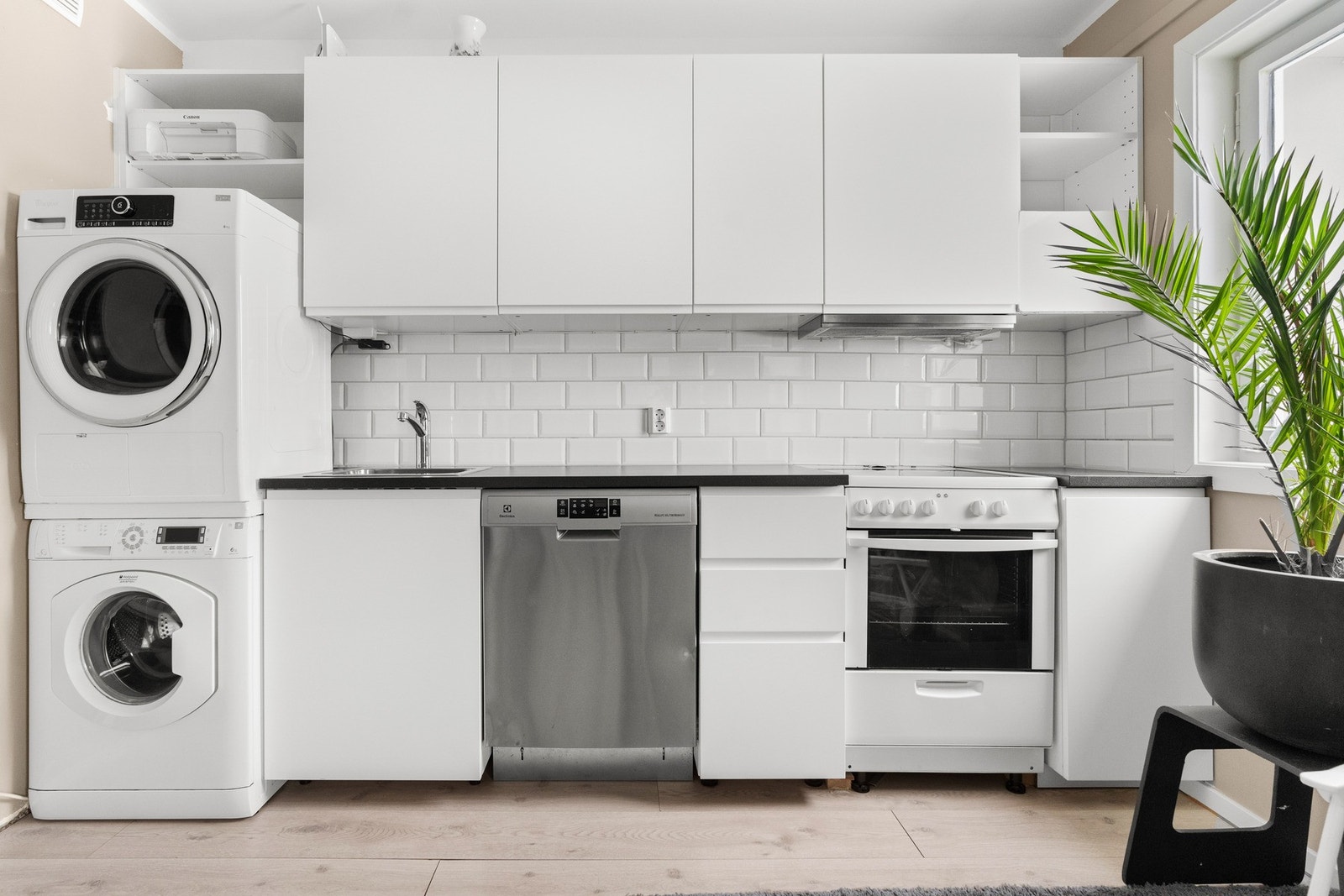 Kjøkkeninnredning med laminert benkeplate med nedfelt oppvaskkum med 1-greps blandebatteri. Galleribilde