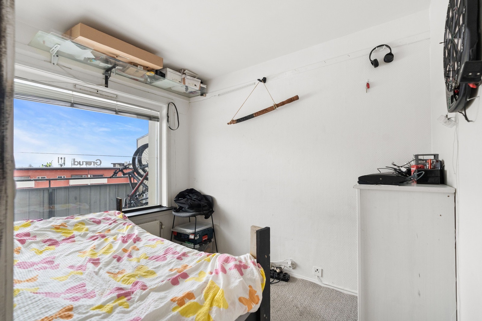 Rommet får godt med naturlig lys inn. Galleribilde