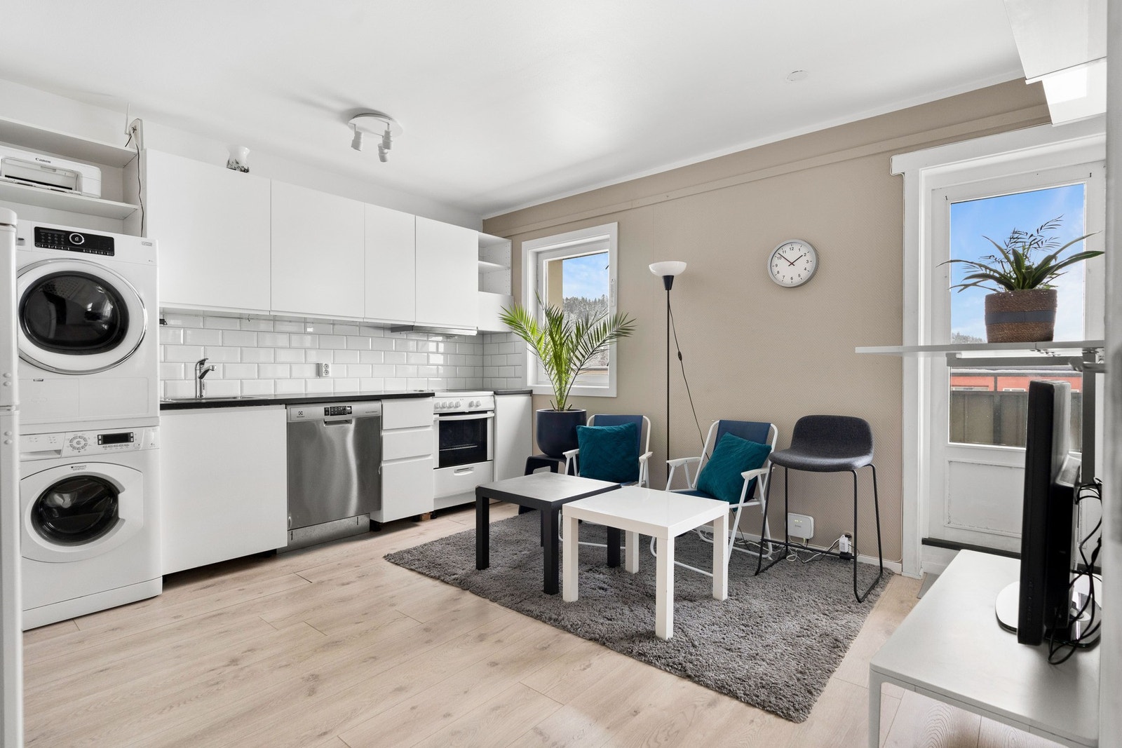 Boligen har en fin beliggenhet med kort vei T-bane, dagligvarebutikk og marka. Galleribilde
