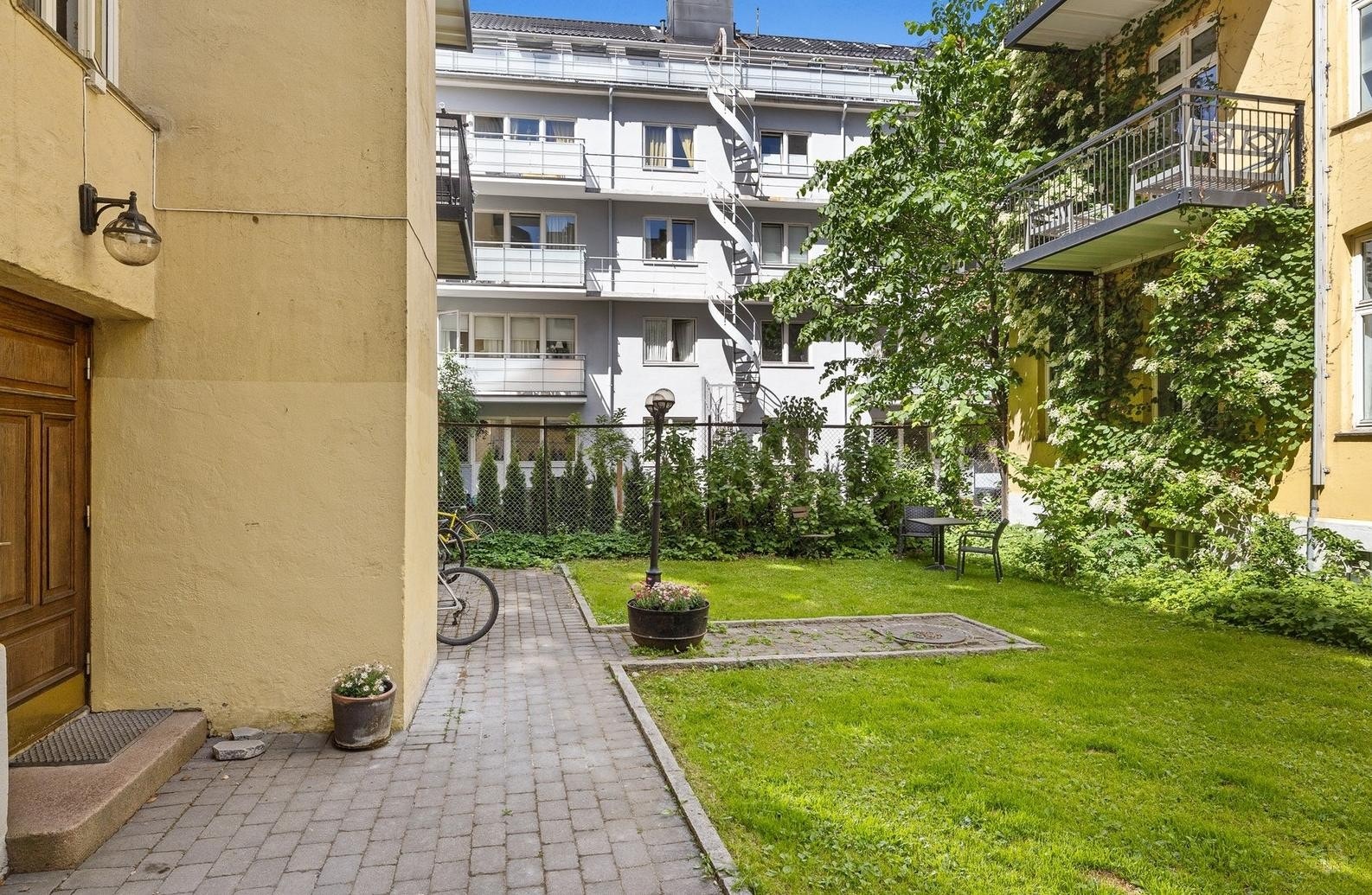 Frodig fin bakgård Galleribilde