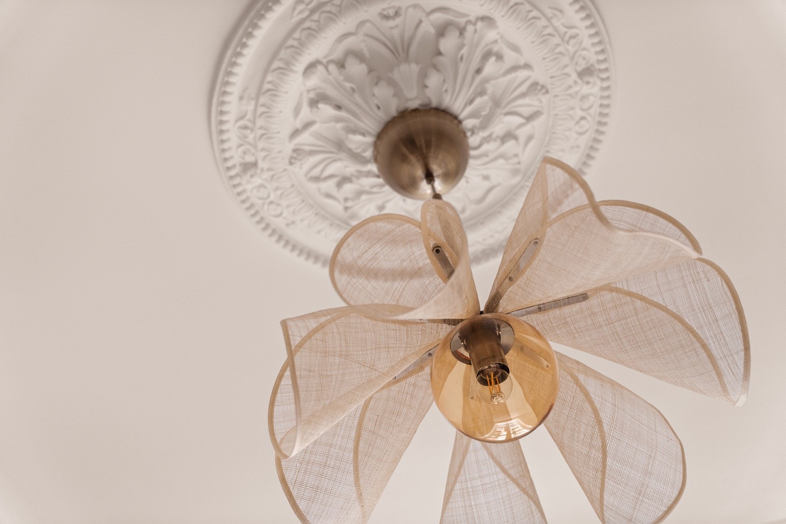 Klassiske detaljer som stukkatur og takrosett tilfører en harmonisk og elegant stil som fullfører helhetsinntrykket av leiligheten Galleribilde