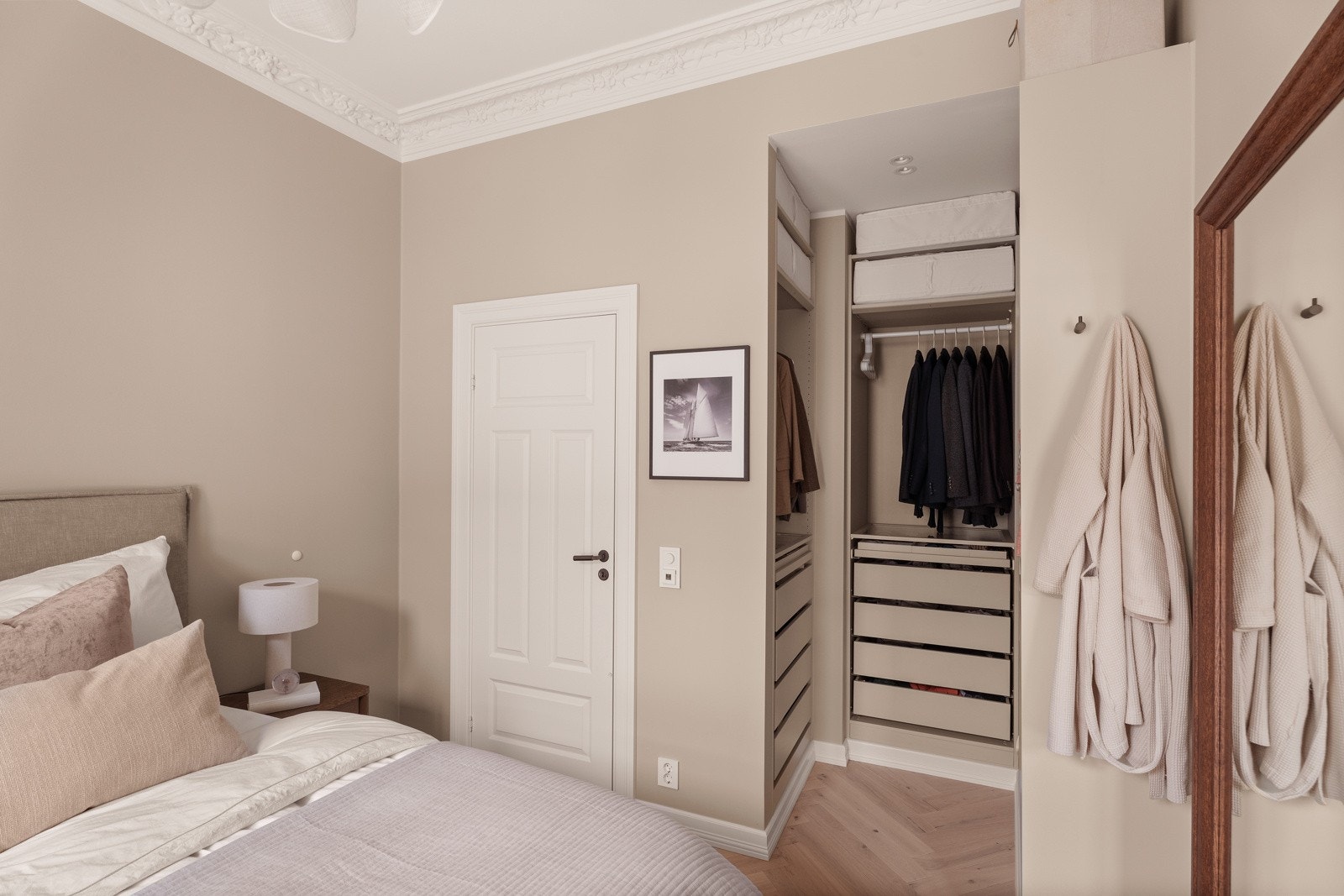 Utmerkede oppbevaringsmuligheter med en plassbygget walk-in-garderobe. Galleribilde