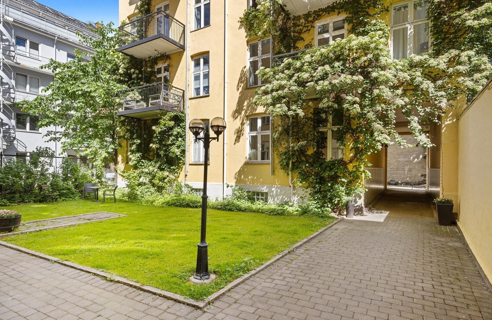 På sommeren dekkes fasaden til bygg B med grønne klatreplanter - en herlig og rolig plass å bo Galleribilde