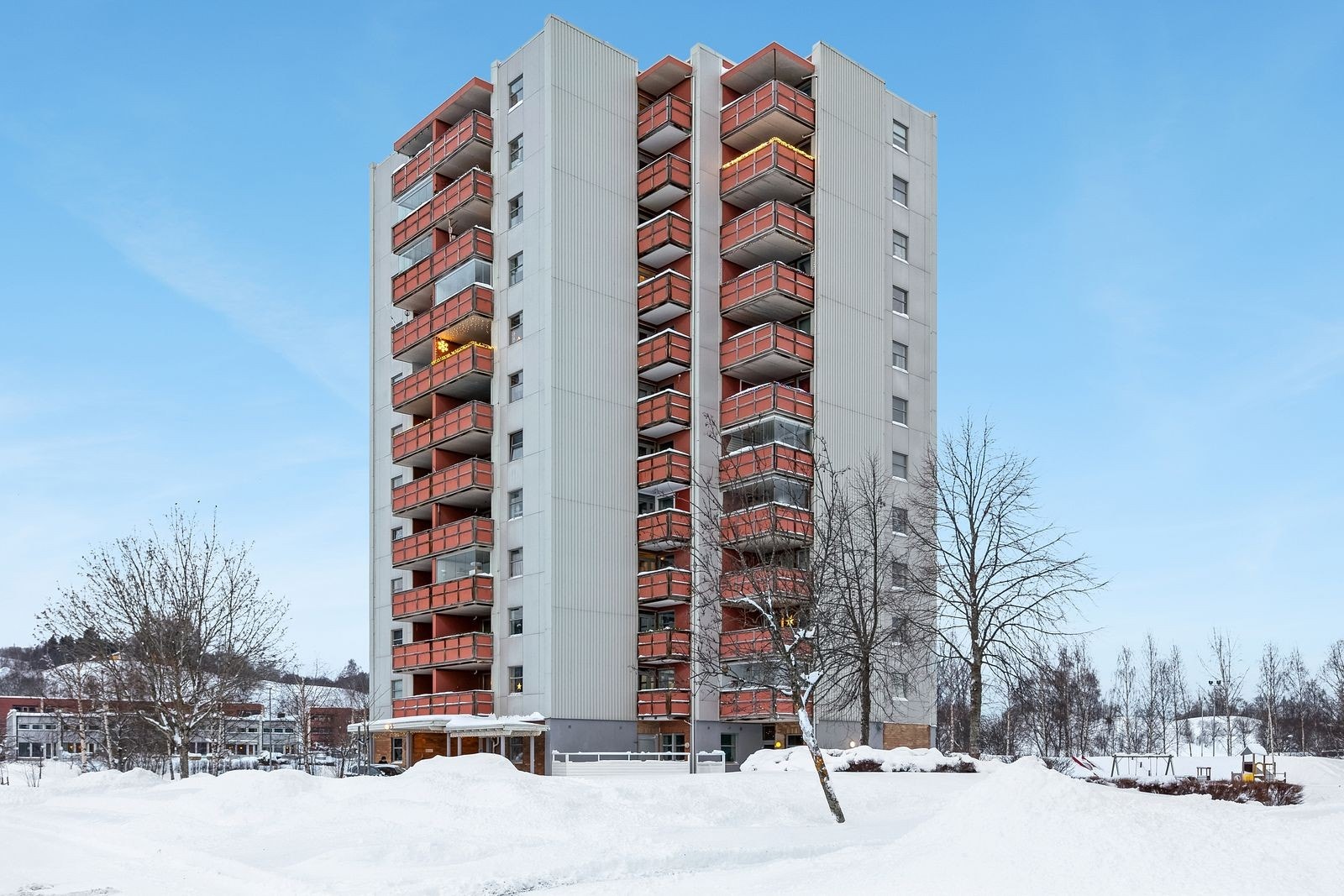 Fasade - stor oppstillingsplass for bil rett utenfor bygget Galleribilde