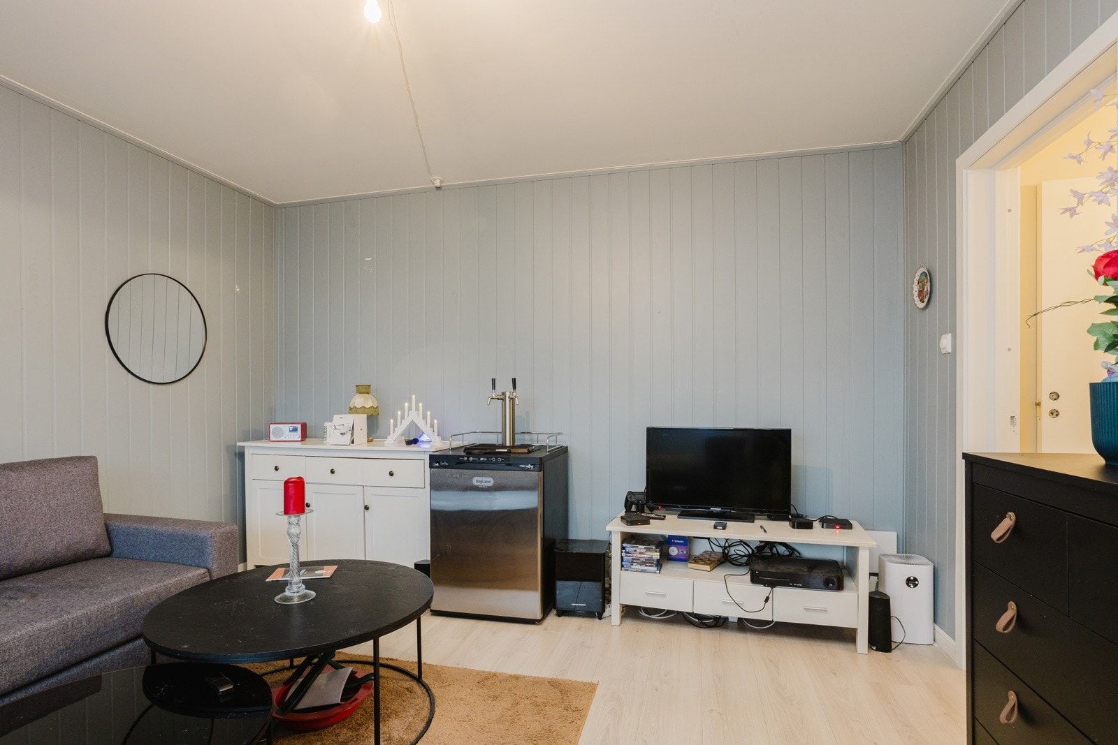 Stue med god plass til hjørnesofa. Galleribilde