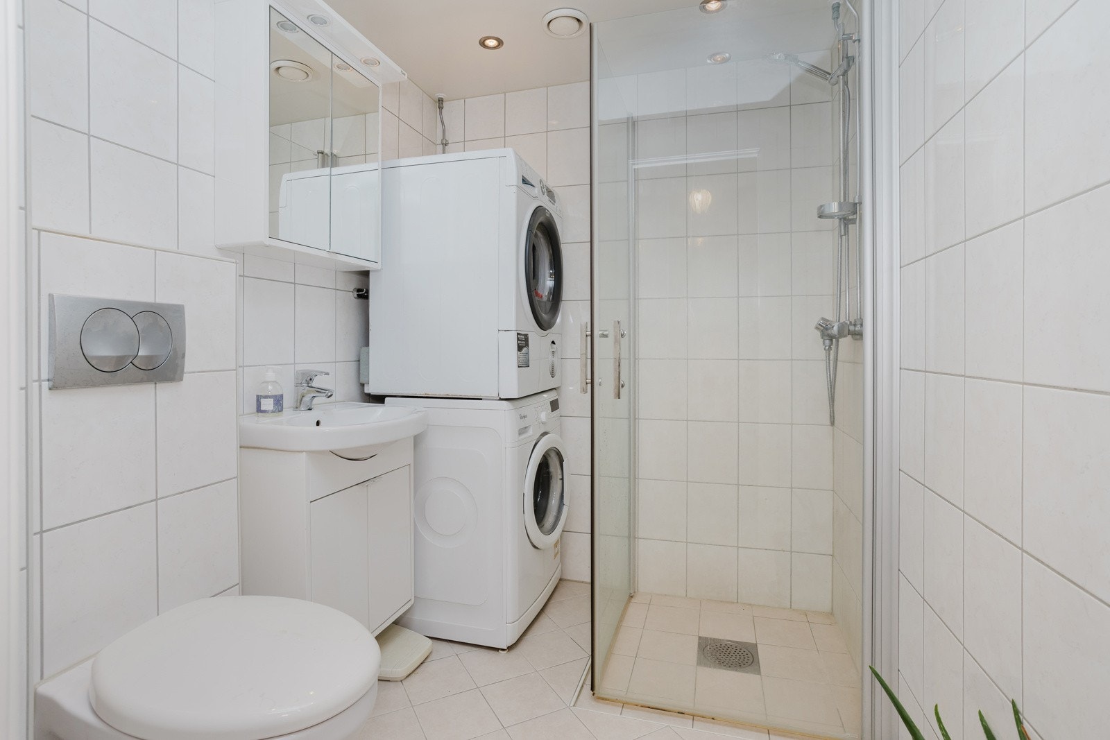 Bad fra 2013 som ble pusset opp i regi av borettslaget. Opplegg for vaskemaskin. Galleribilde