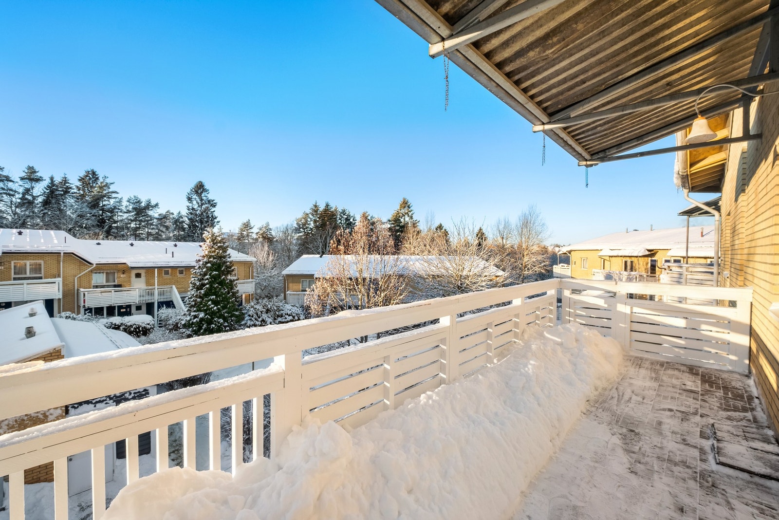 Det er delivs overbygd balkong og god plass til grill og utemøbler Galleribilde
