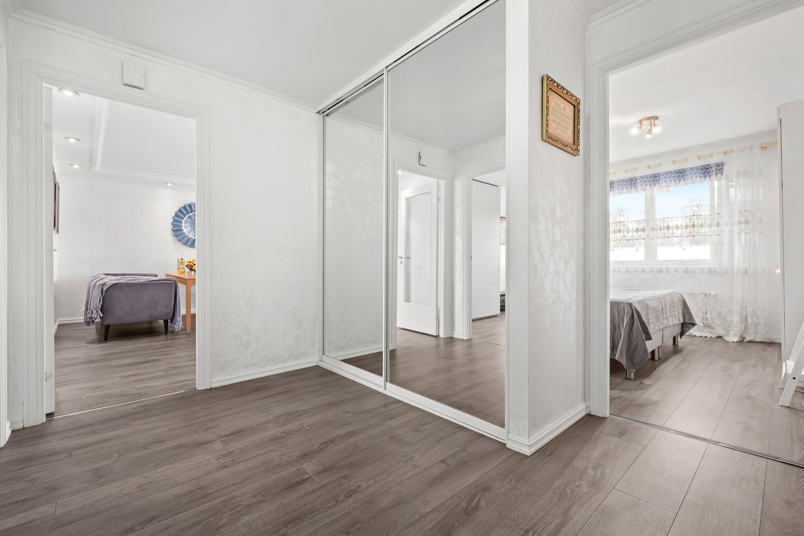 I gangen har du stor skyvedørsgarderobe til yttertøyet. Det er også plass til skoskap, knaggrekker eller sittebenk til av og påkledning Galleribilde
