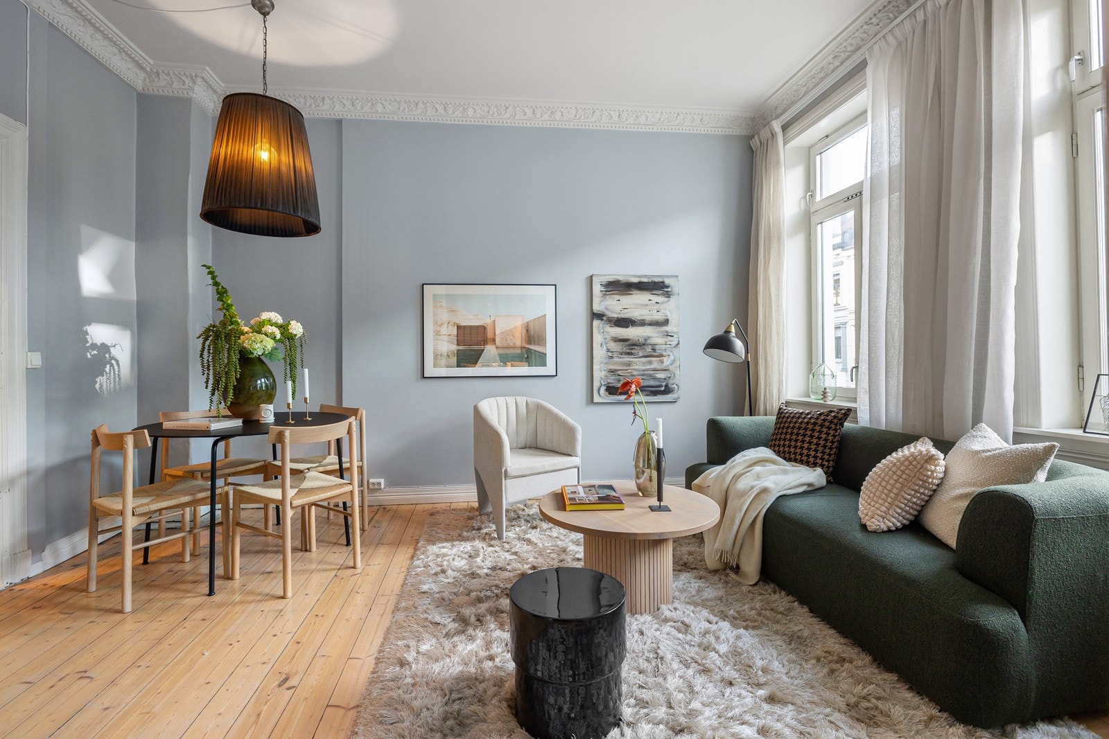 Elegant stue med store vindusflater som slipper inn rikelig med naturlig lys. Galleribilde