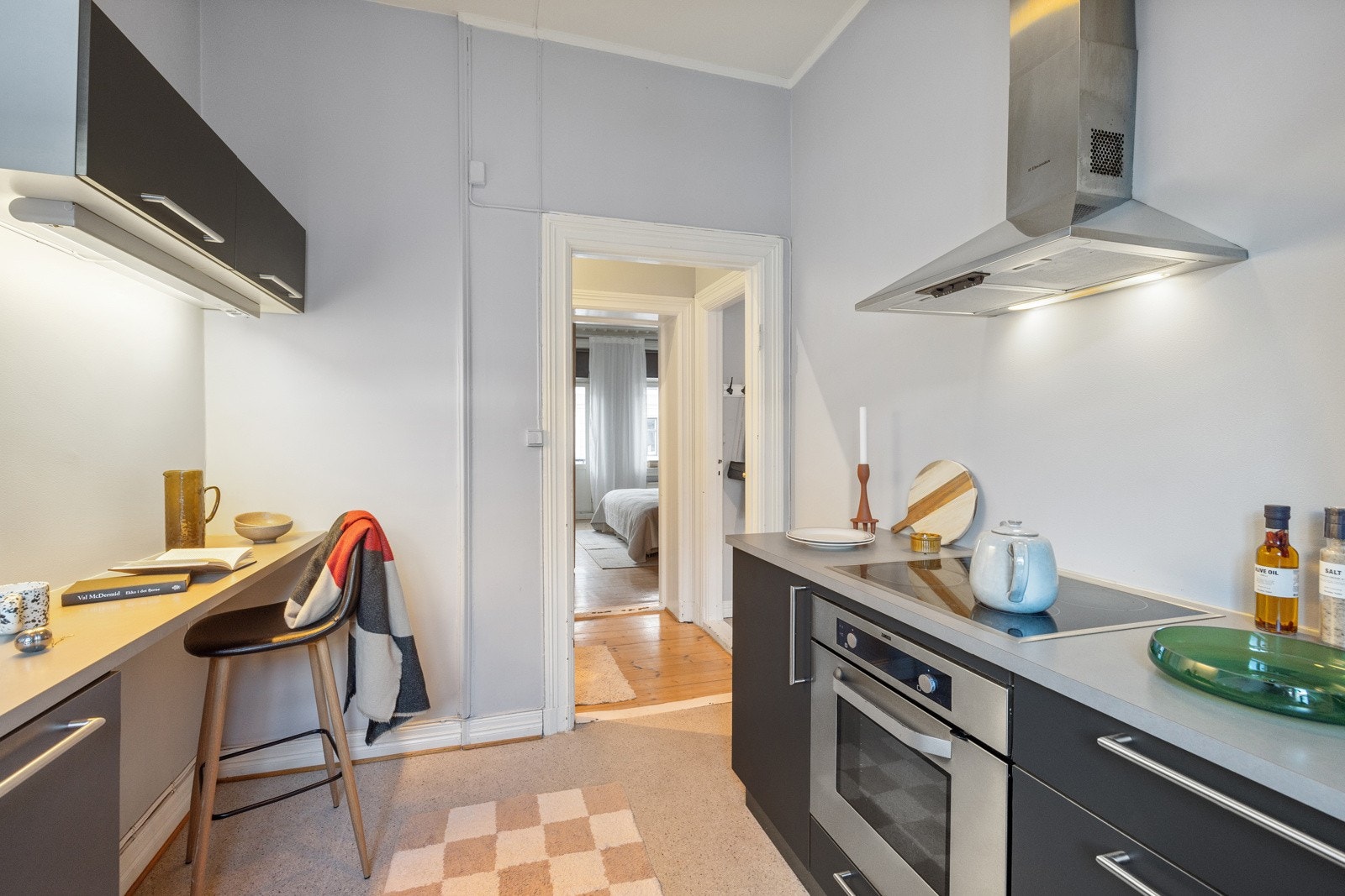 Det er integrert kjøleskap, mikroovn, stekeovn og platetopp. Galleribilde