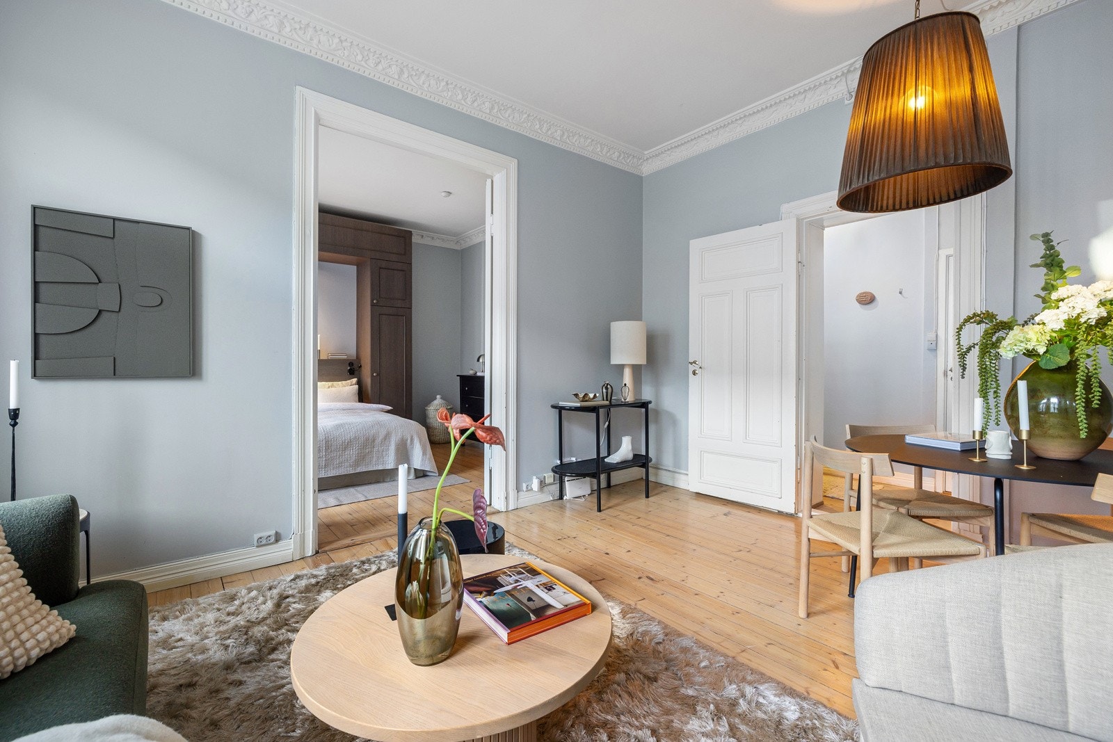 Her er det gode møbleringsmuligheter med plass til stor sofagruppe og tilhørende møblement. Galleribilde