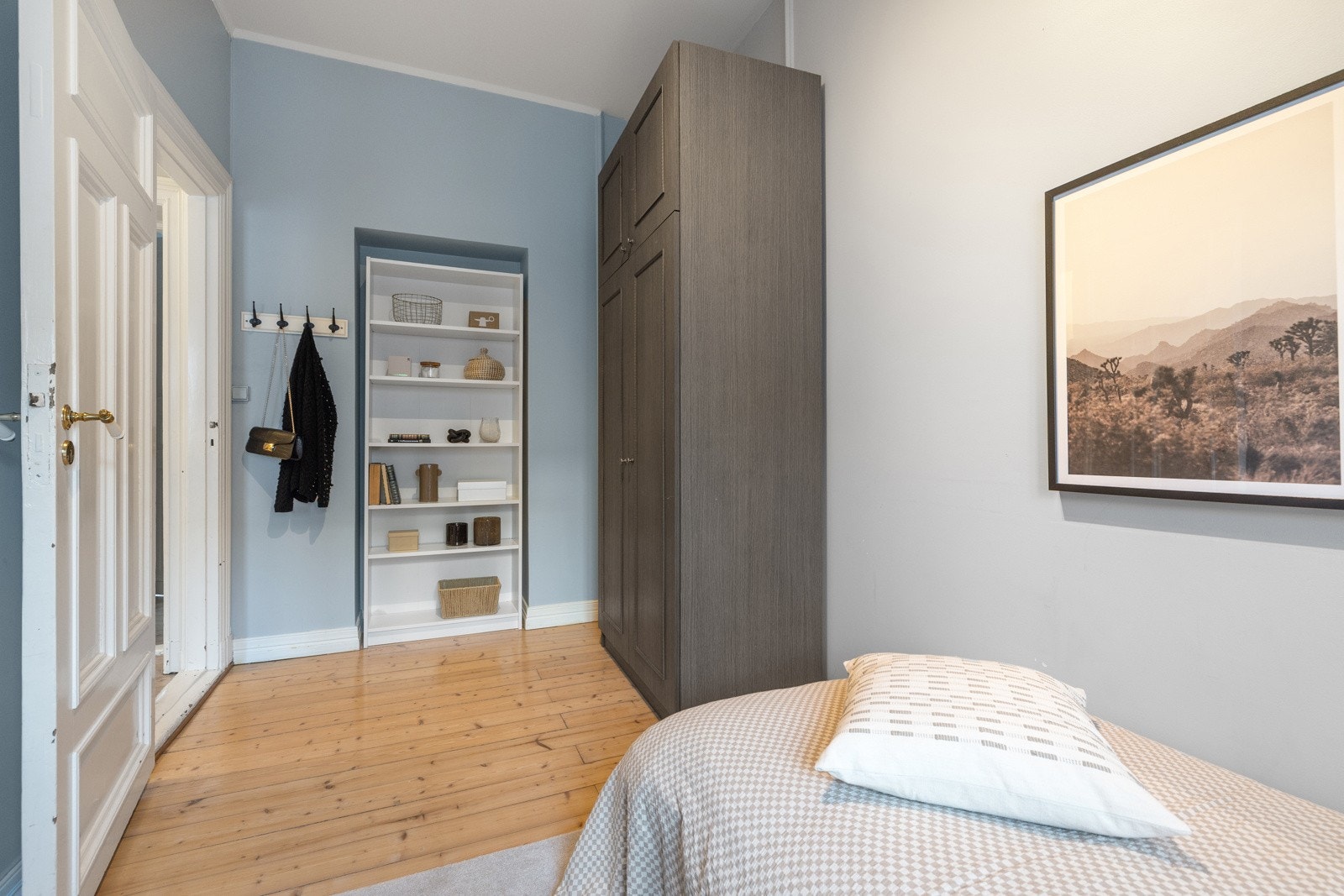 Dette rommet er innredet med et stort garderobeskap, som gir rikelig med skapplass. Galleribilde