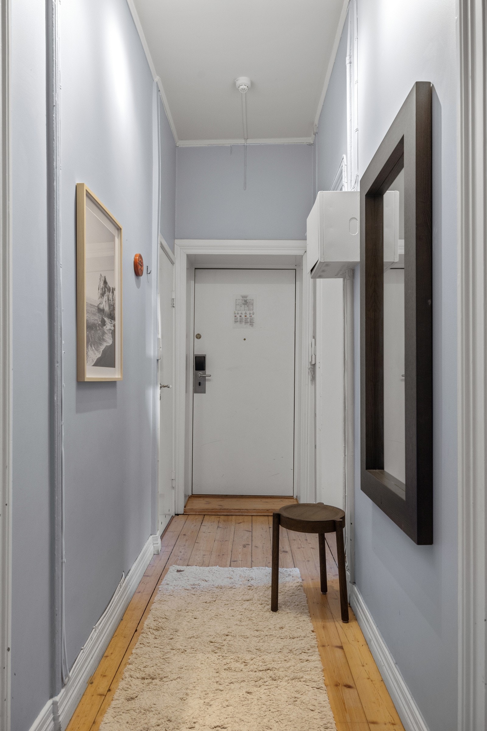 Velkommen inn - Leiligheten ligger i 3. etasje og har en entré som gir et godt førsteinntrykk. Galleribilde