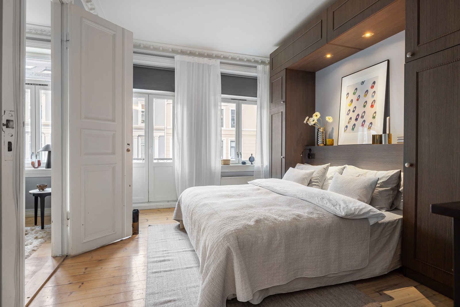 Det er innredet med en smart garderobeløsning som er bygget rundt sengeplassen, noe som utnytter plassen optimalt. Galleribilde