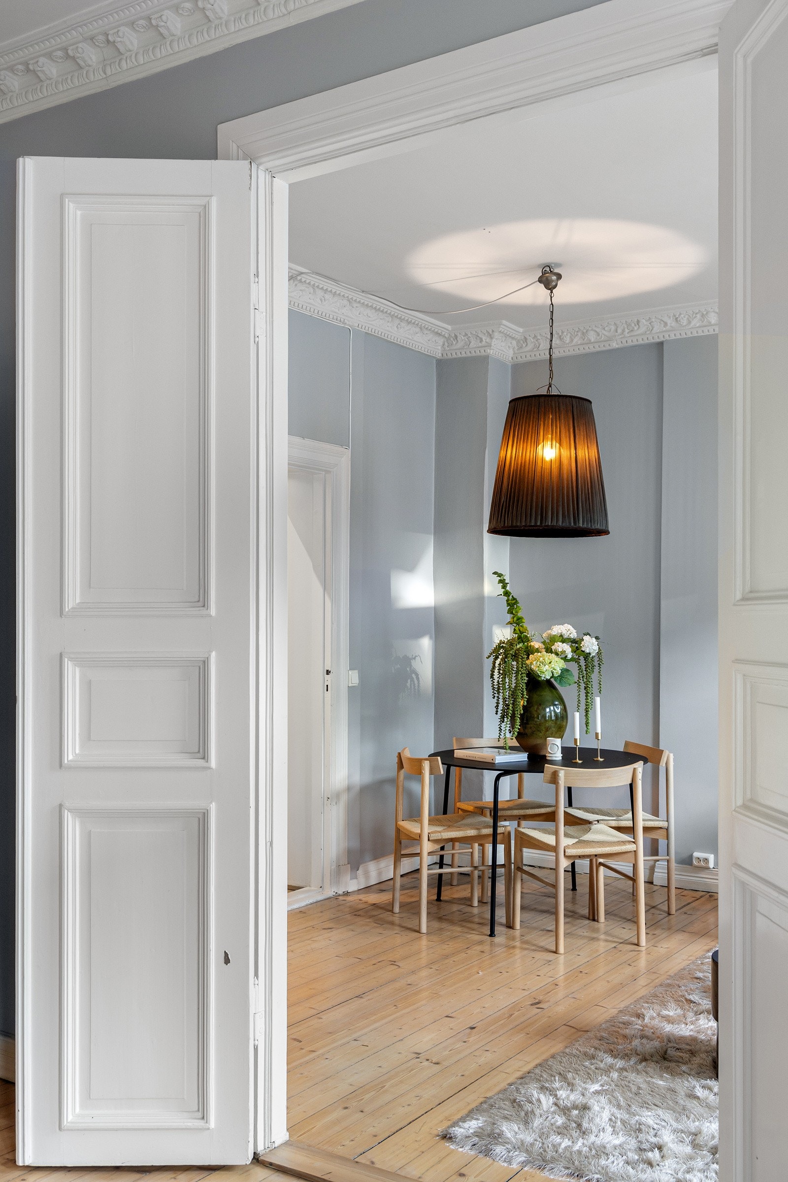 Klassisk utsmykket med tregulv, stukkatur, rosett og doble fløydører. Galleribilde