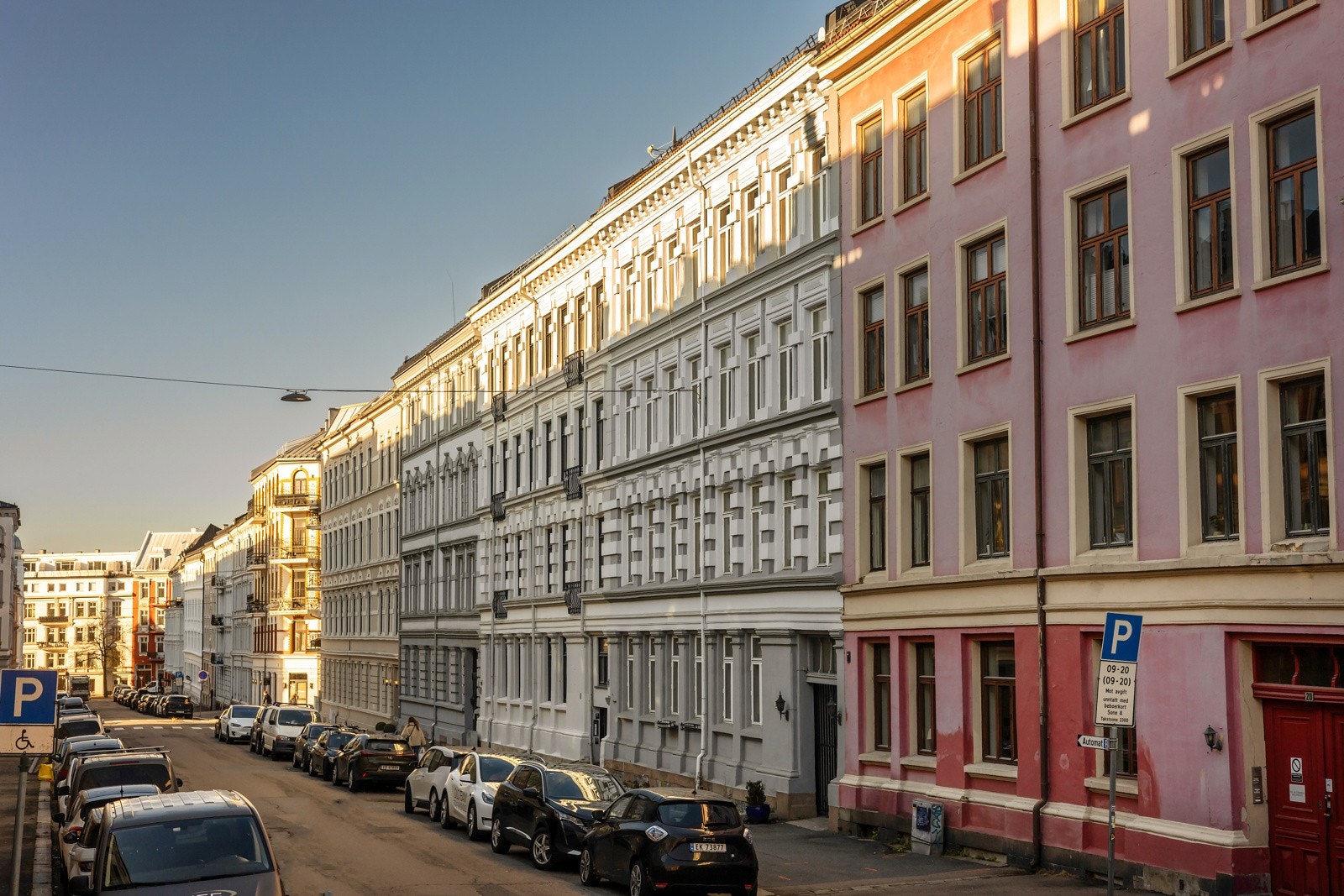 Leiligheten ligger i et veletablert og ettertraktet boligområde på beste Frogner, i Odins gate 16. Galleribilde