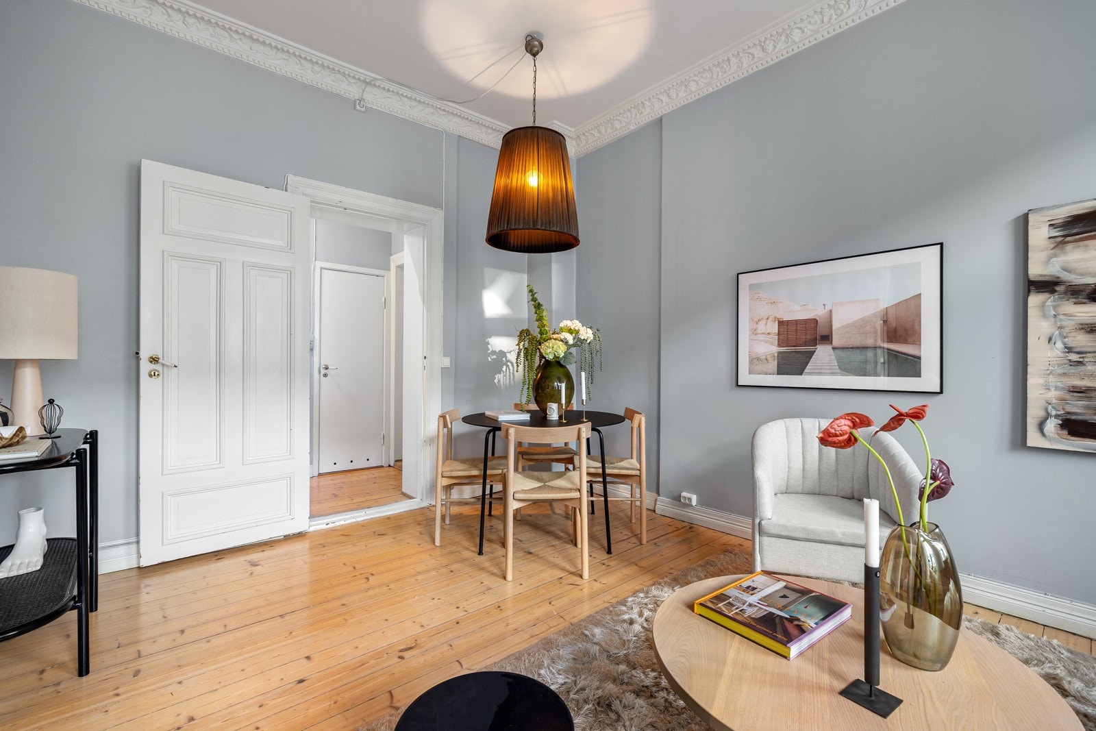 Den sjenerøse takhøyden på over 3 meter bidrar til en sjarmerende og luftig atmosfære. Galleribilde