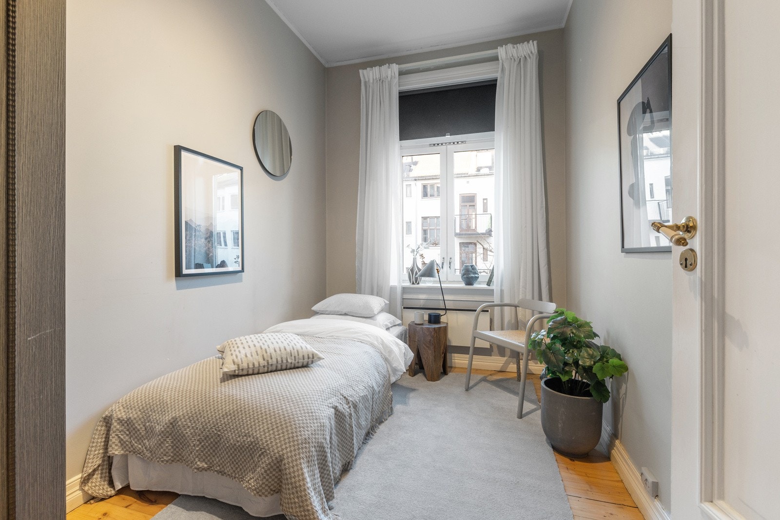 Soverom II vender ut mot sameiets bakgård og har også en god størrelse, med plass til både kommode, seng og nattbord. Galleribilde