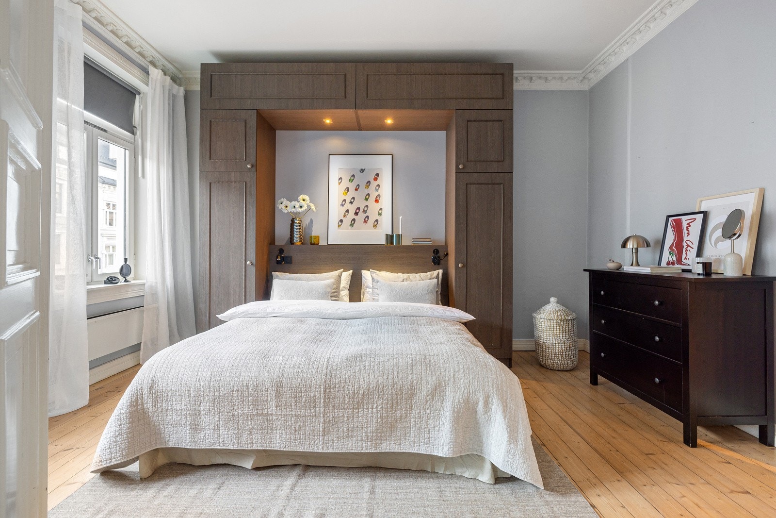 Hovedsoverommet er romslig og gir god plass til en dobbeltseng, kommode og nattbord. Galleribilde