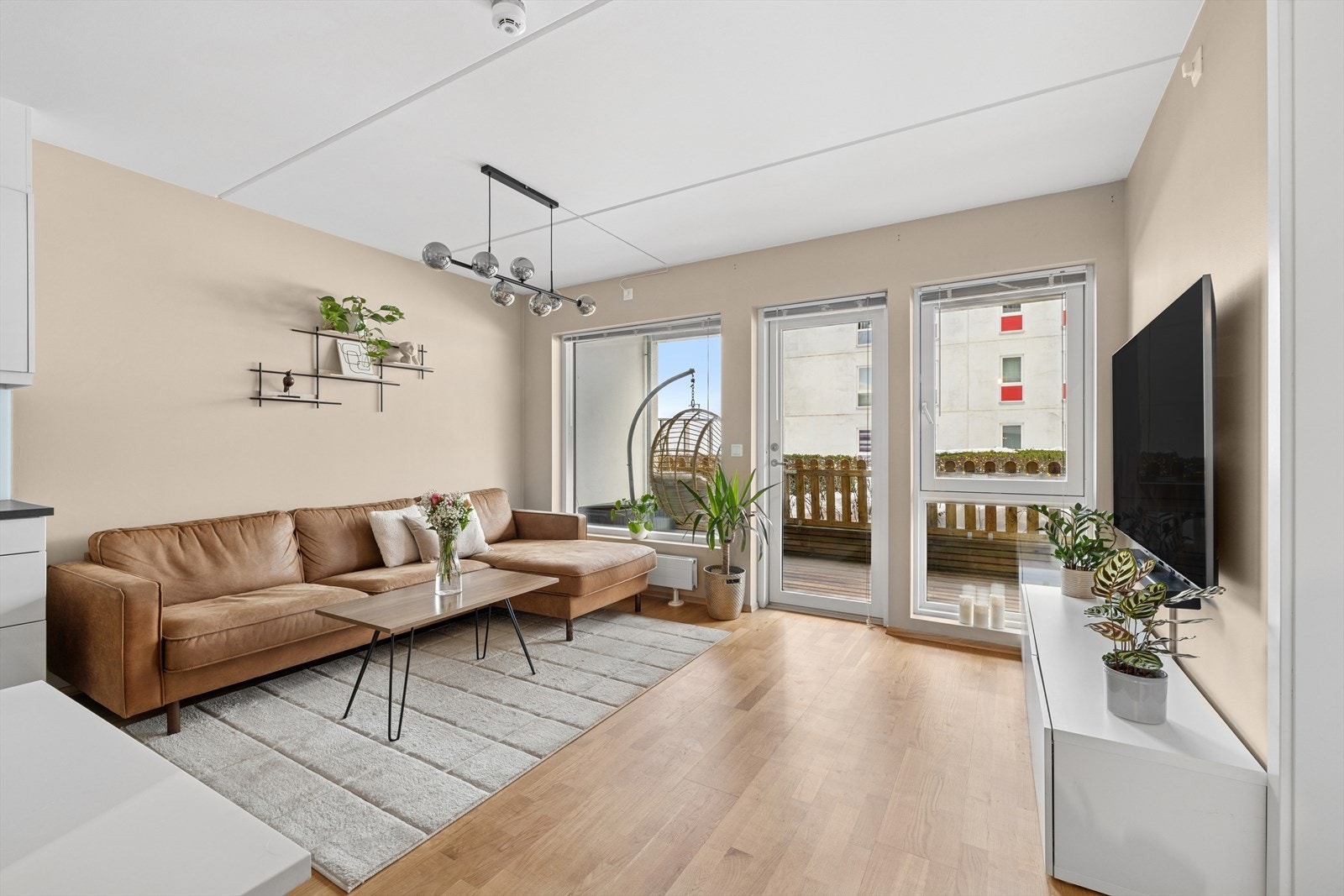 Lys og trivelig stue med store vindusflater og utgang til terrasse. Galleribilde
