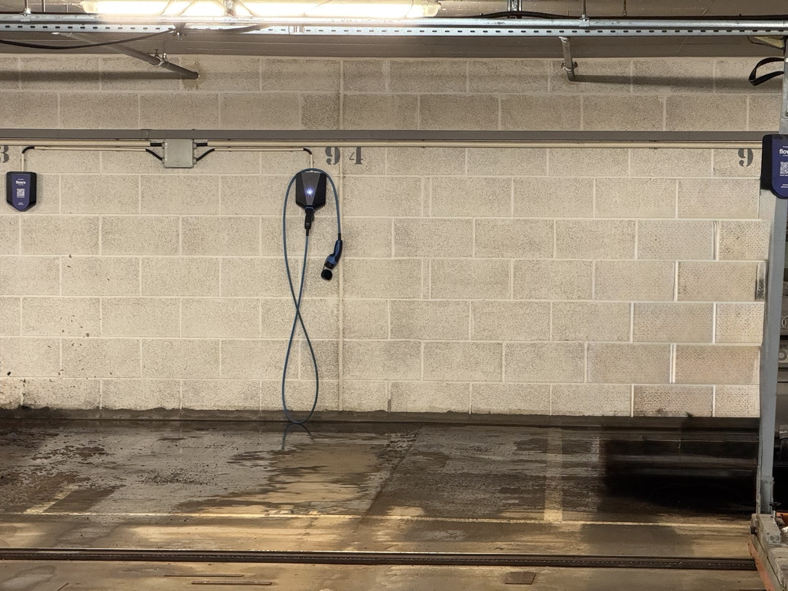 Leiligheten har bruksrett på garasjeplass med elbil-lader, nr. 94. Galleribilde