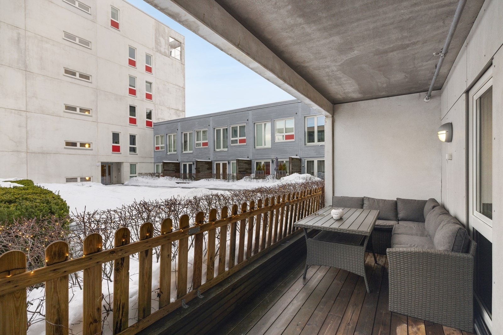 Terrassen har både overbygget tak og vegger på hver side som skjermer godt mot naboer. Galleribilde