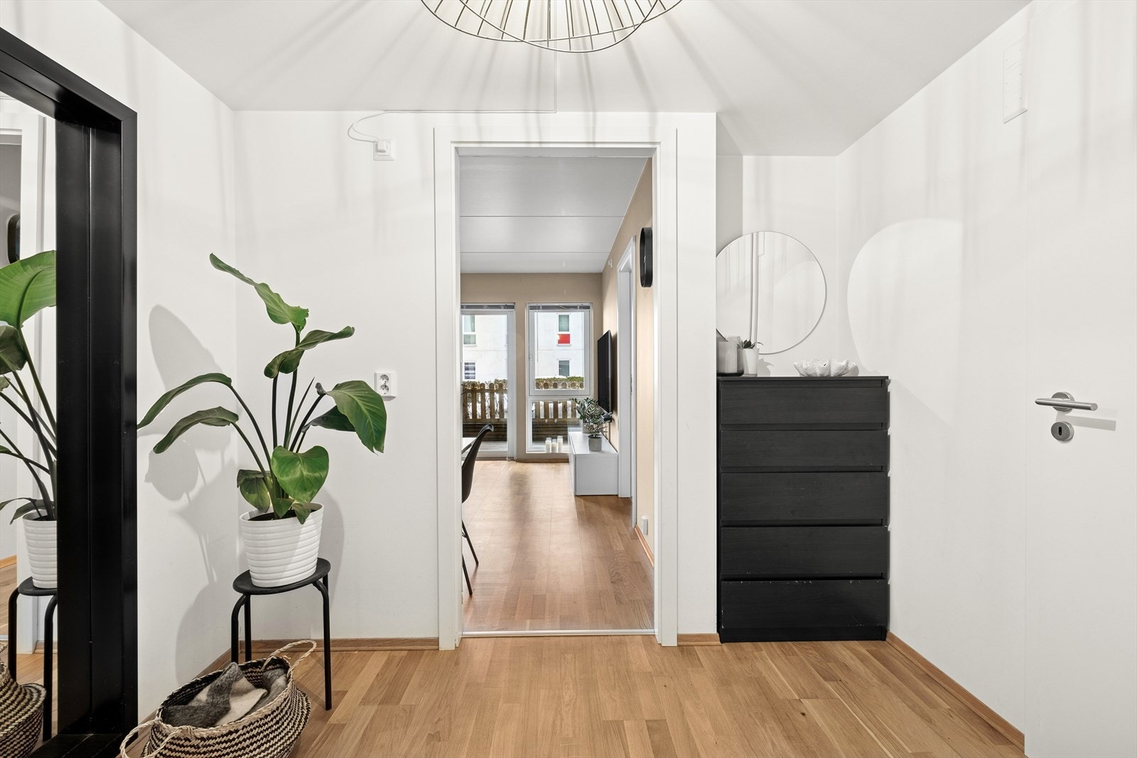 Romslig entré med god plass til entrémøbler av eget ønske. Galleribilde