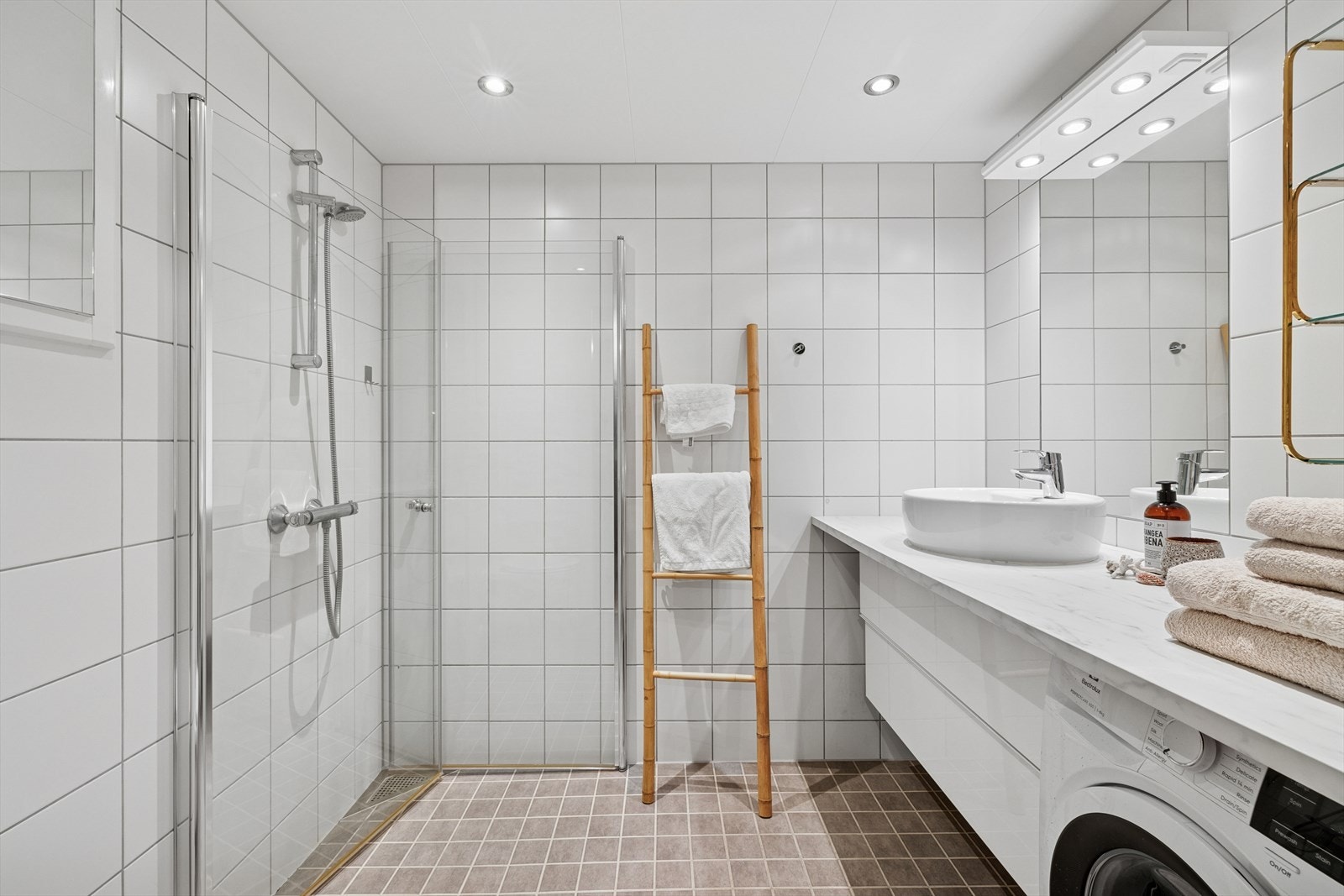 Pent bad med gulvvarme og downlights i taket. Galleribilde