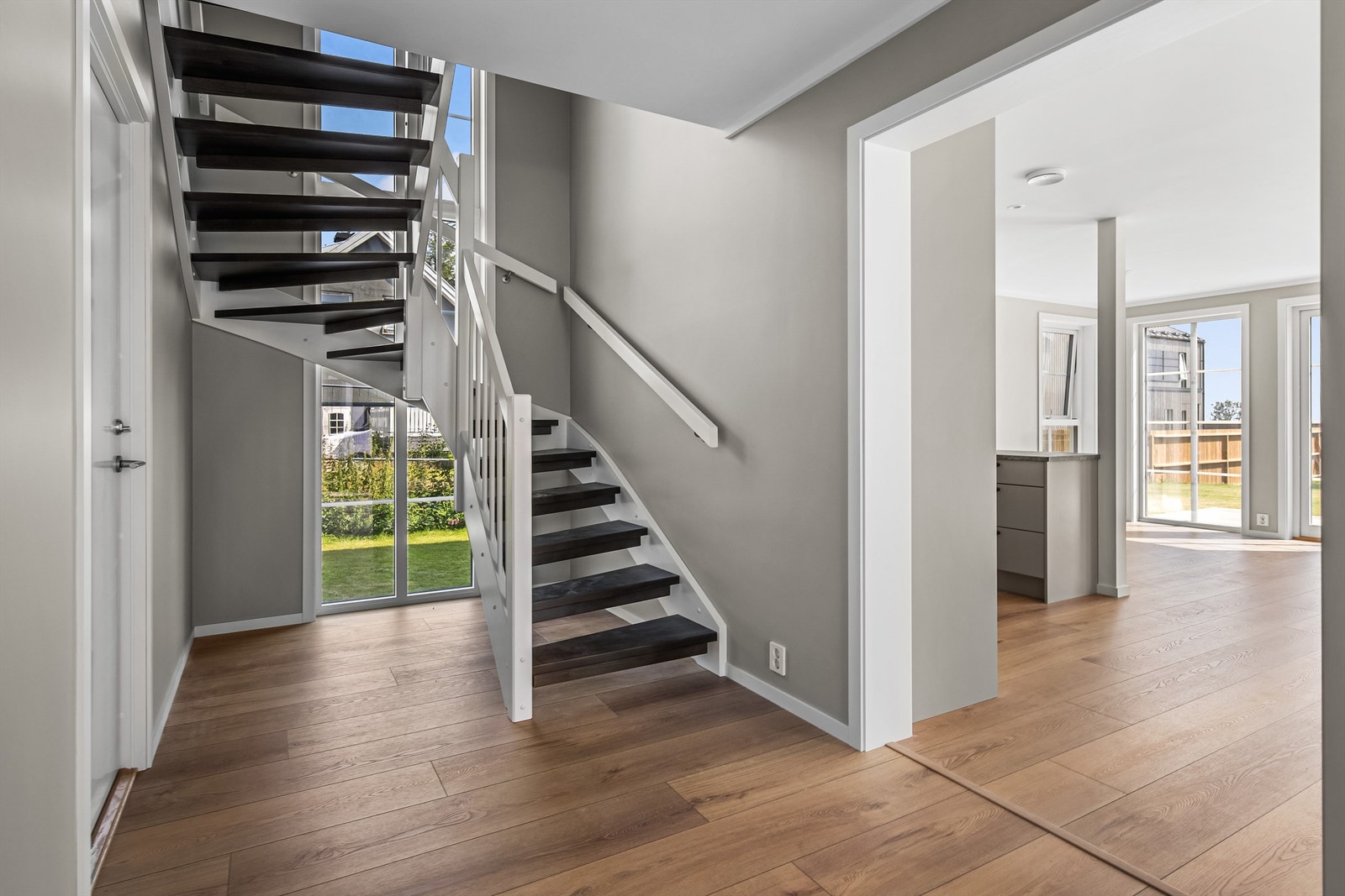 Gang med trapp opp til 2.etg. Galleribilde