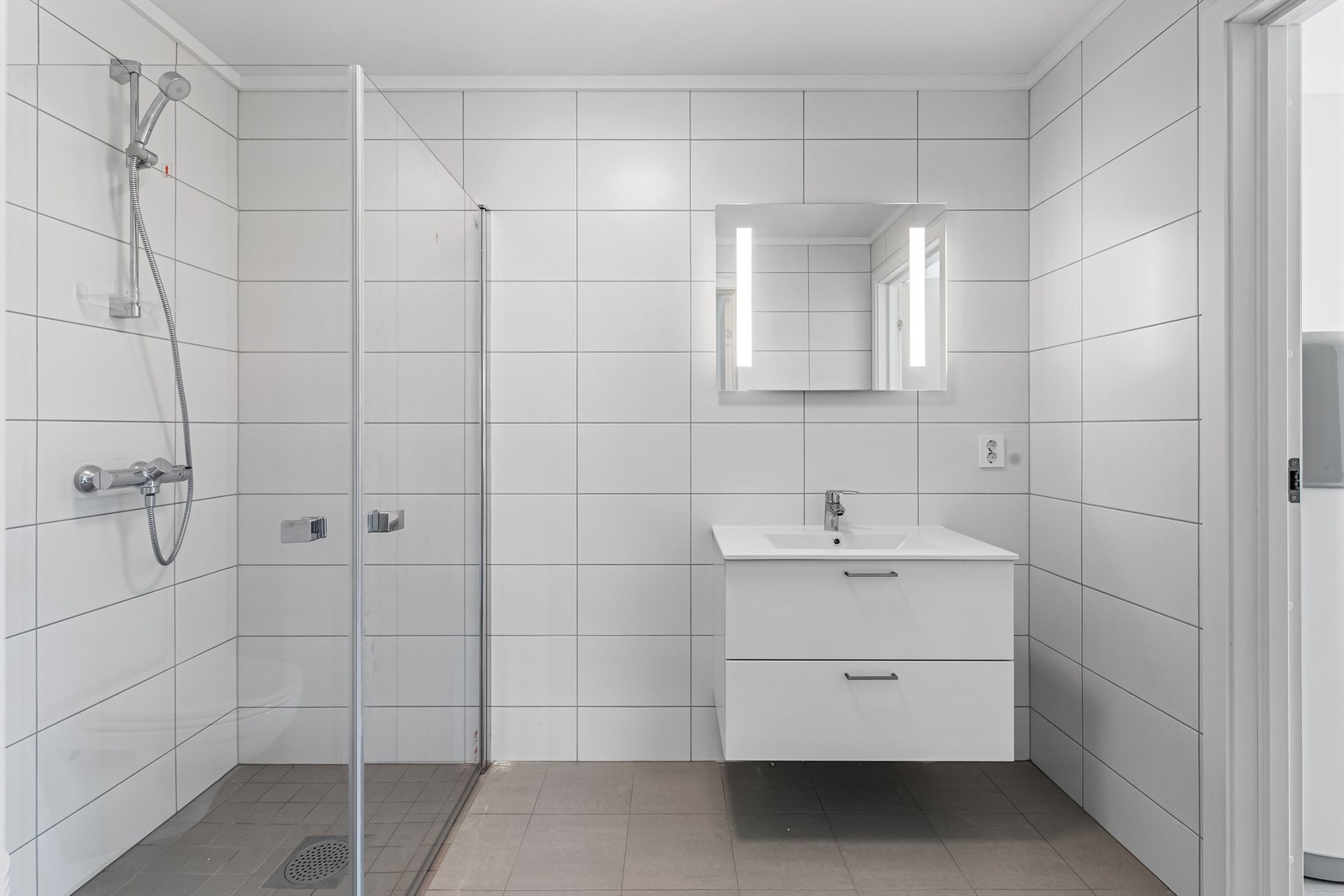 Delikat flislagt bad i 2.etg. Galleribilde