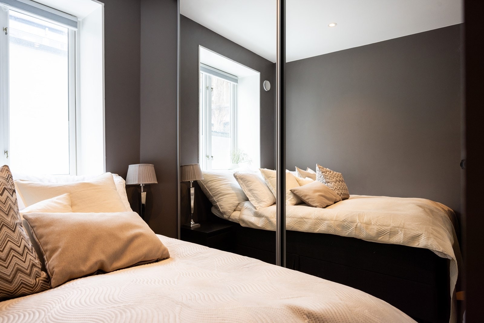 - Skyvedørsgarderobe med speildører - Galleribilde