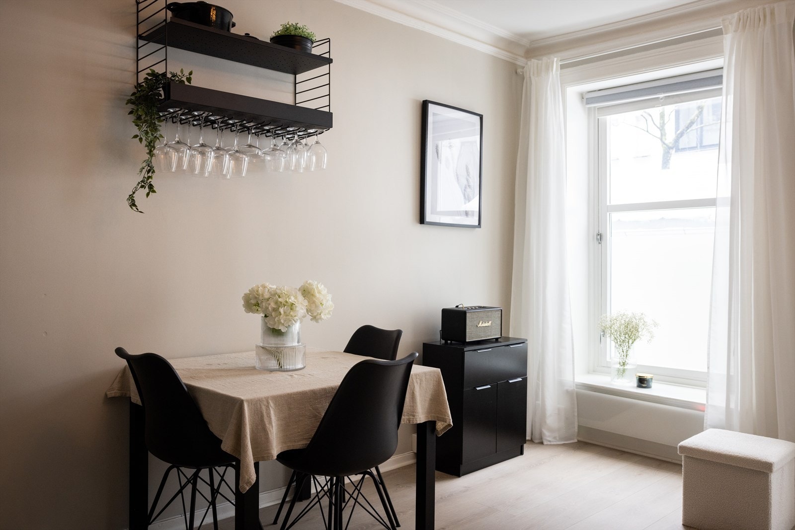 - Leiligheten er malt i delikate og tidsriktige farger - Galleribilde