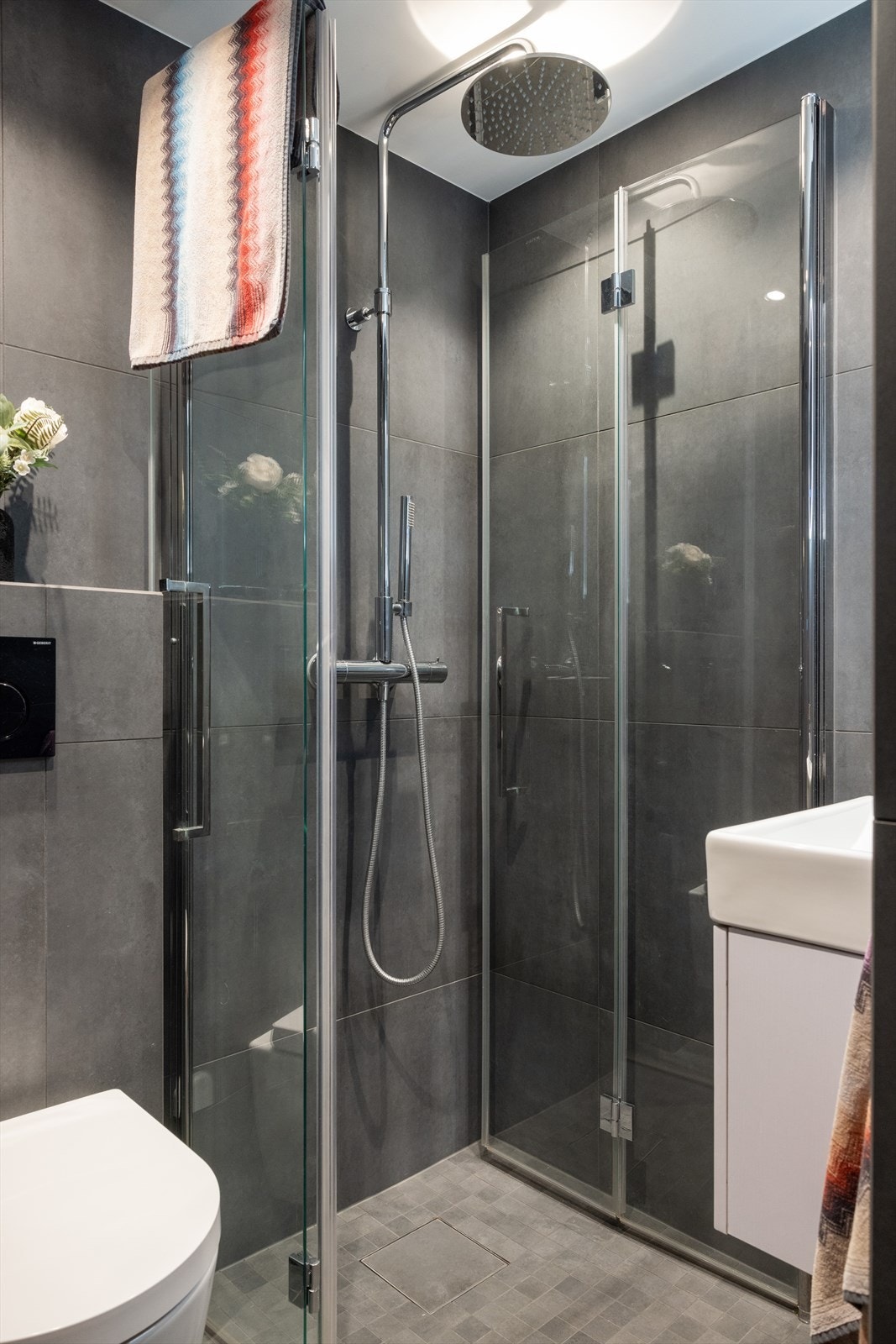 - Pent, flislagt baderom med varme i gulvet og downlights i himling, rehabilitert i 2021 - Galleribilde