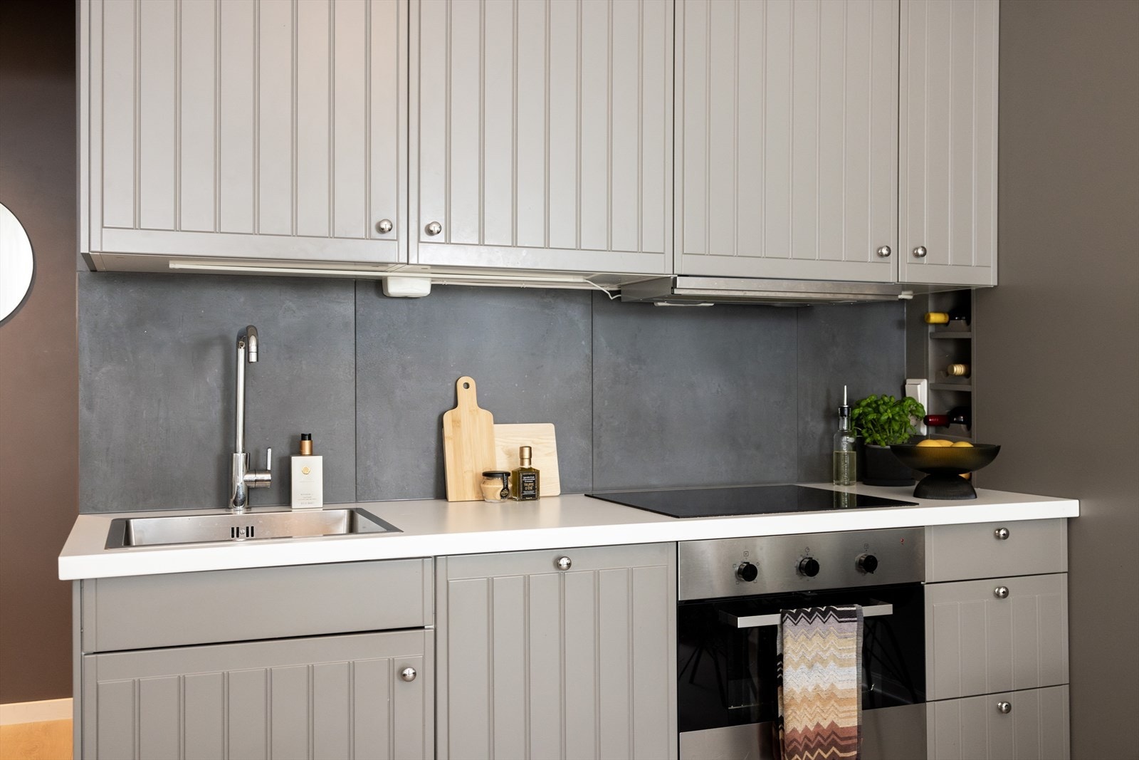 - Integrert IKEA oppvaskmaskin (smal type), induksjonstopp, stekeovn og kjøle-/fryseskap. Kjøkkenventilator med kullfilter. Det er montert komfyrvakt og waterguard - Galleribilde