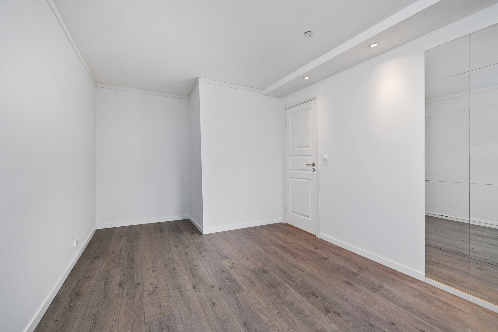 Soverommet har nyere laminatgulv, lyse vegger og downlightsbelysning. Galleribilde