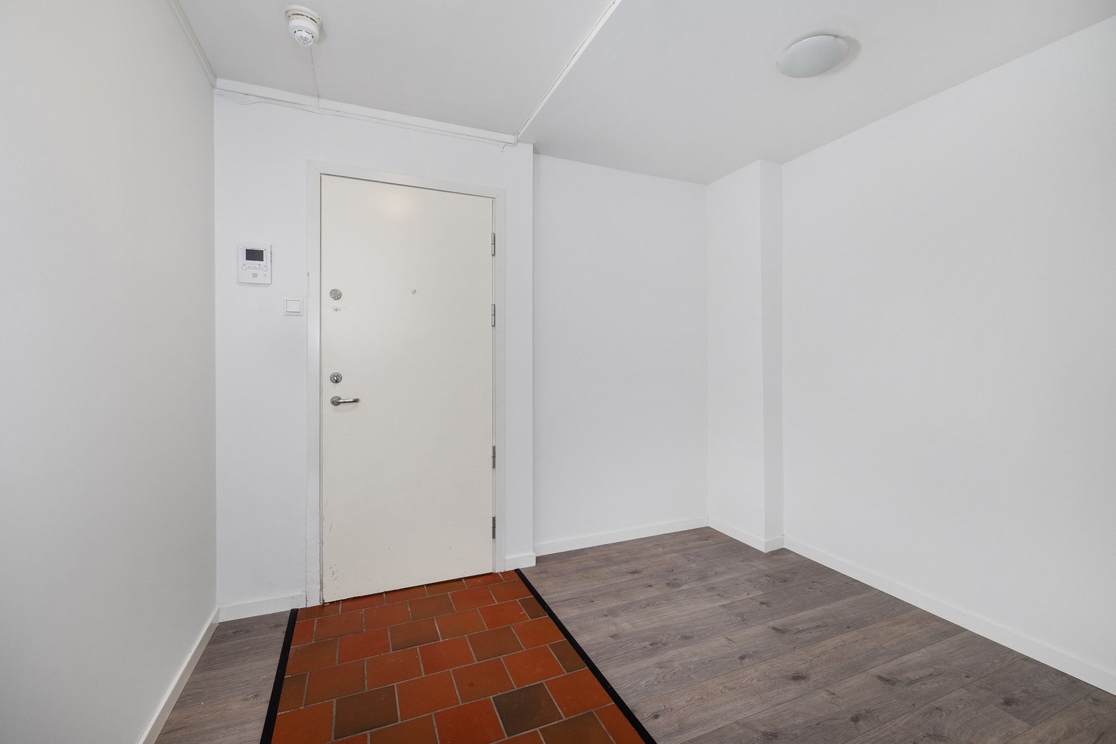 Romslig inngangsparti med god plass til garderobeskap. Galleribilde