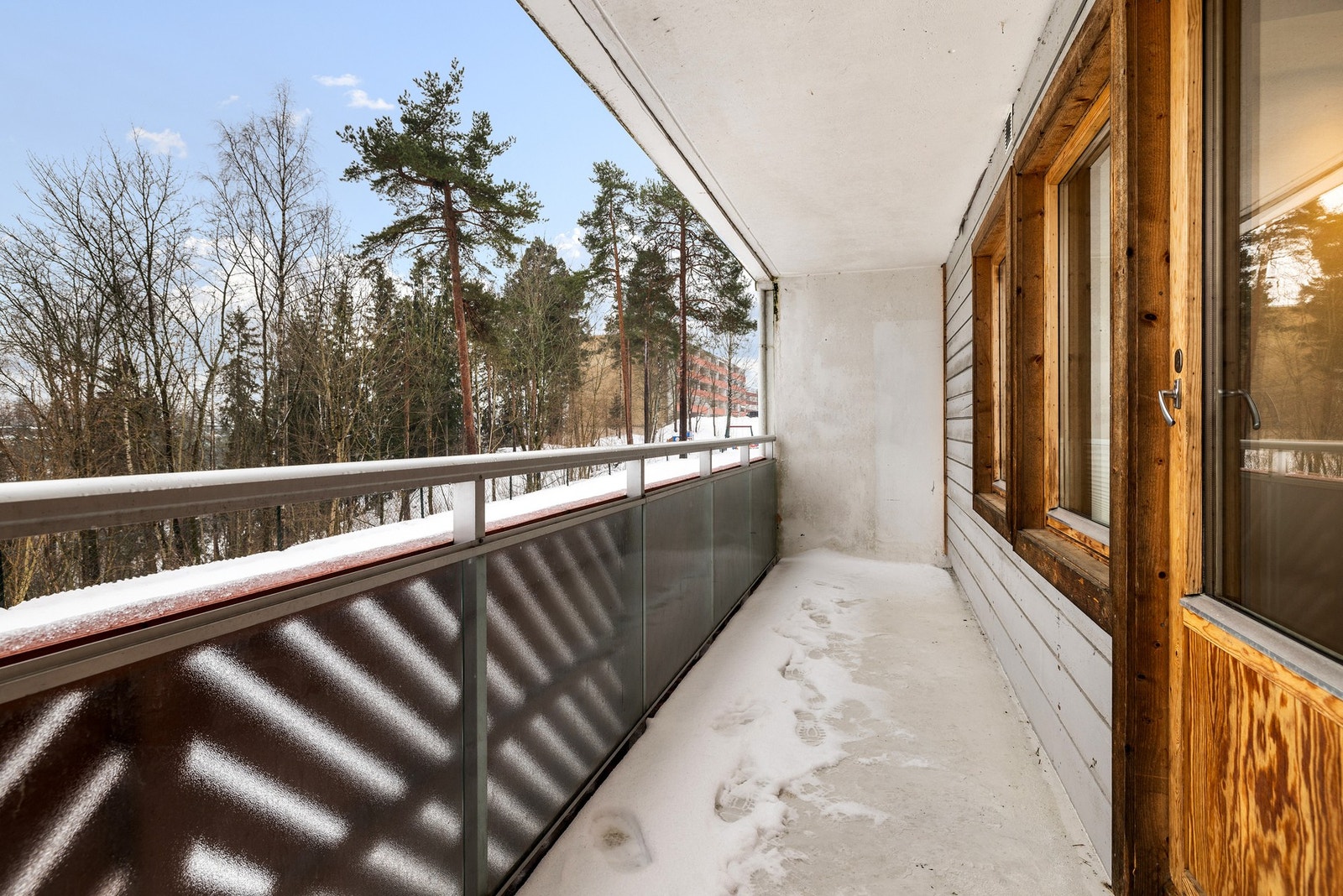 Overbygd balkong på ca. 10 kvm med usjenert utsikt. Galleribilde