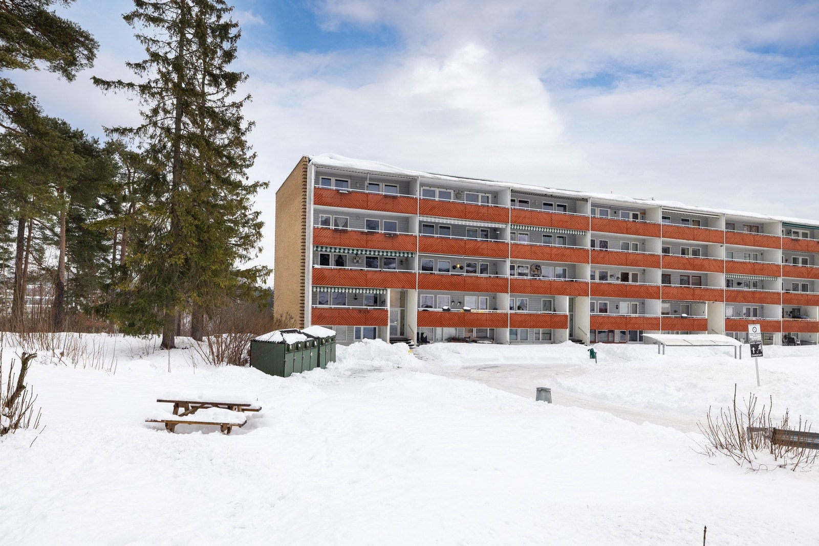 Hyggelig sameie med store fellesarealer rundt blokka. Galleribilde