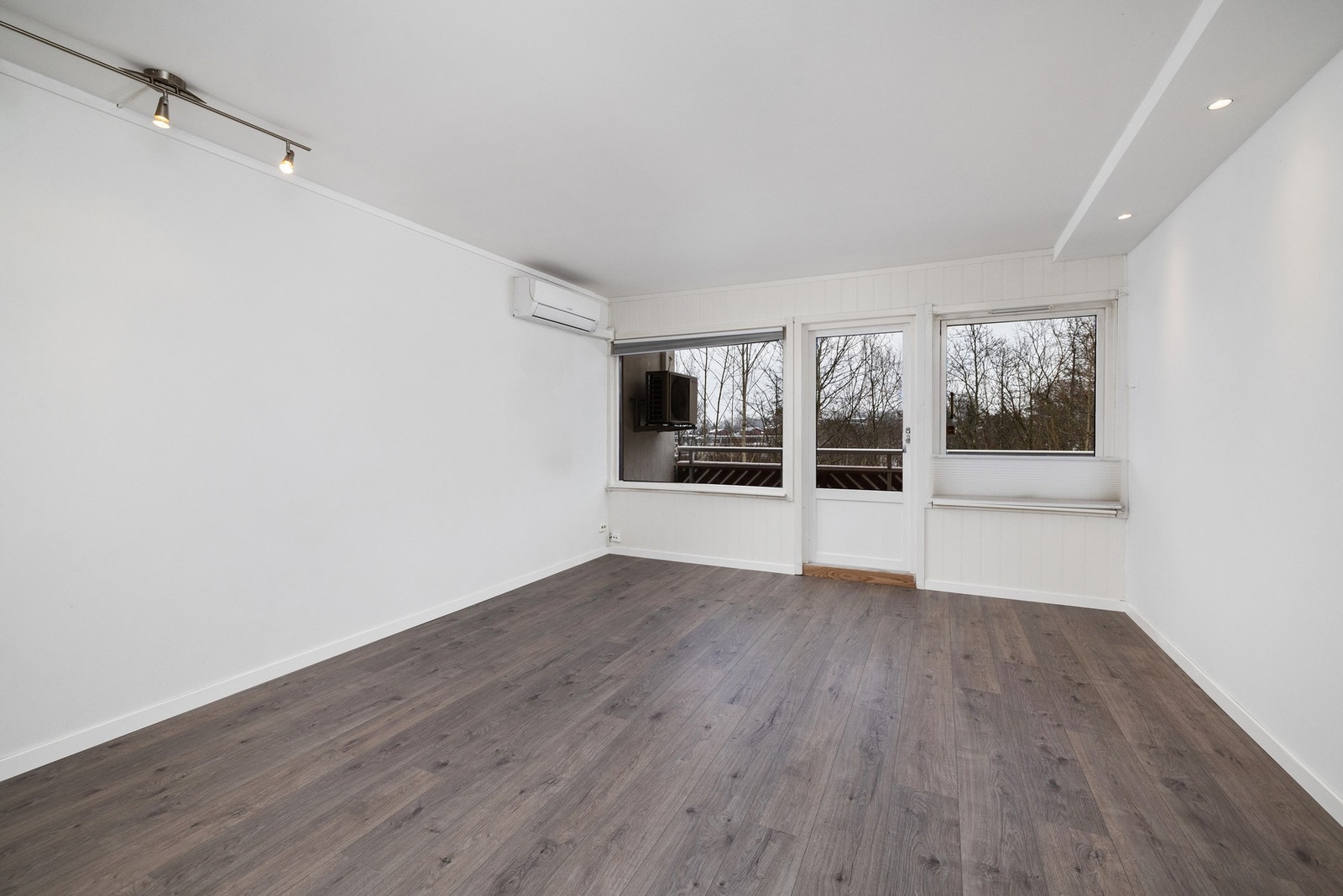 Nyere laminatgulv, lyse vegger og downlightsbelysning. Galleribilde
