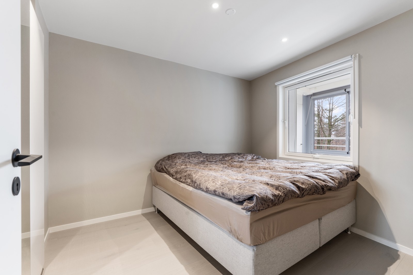 Soverom 1 har god plass til dobbeltsengen i tillegg til en arbeidsplass? Galleribilde