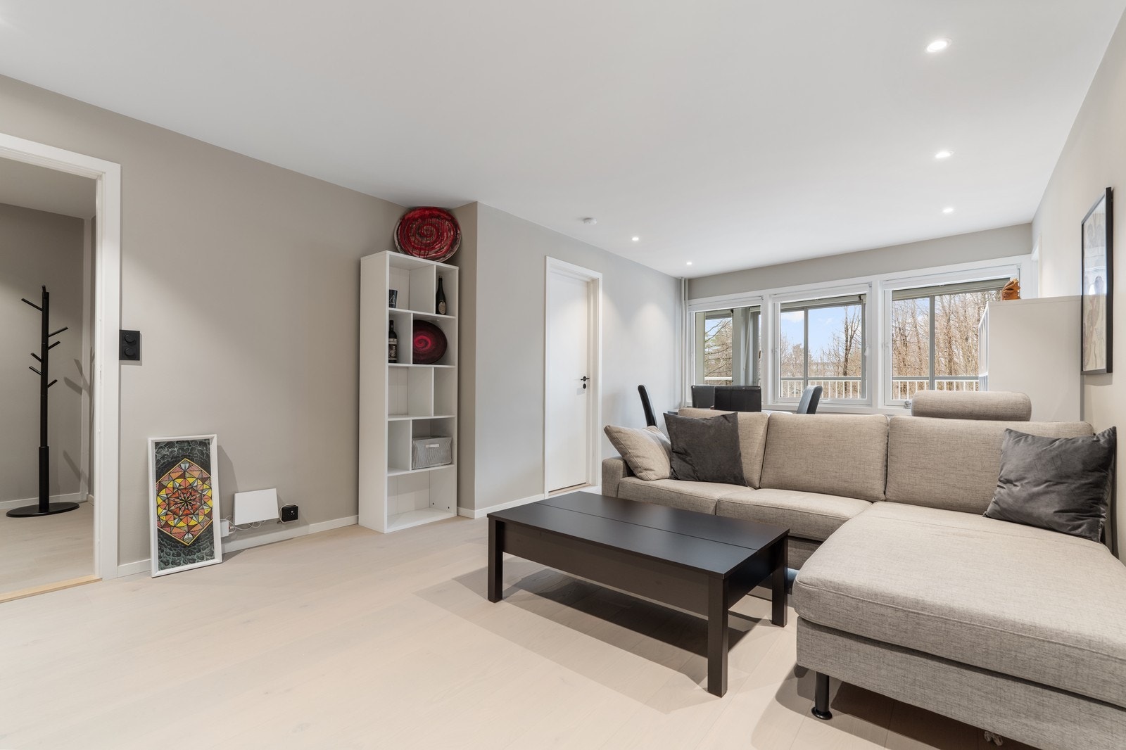 Stuen har god plass og har en større osfagruppe og spisestue. Fra stuen adkomst til veranda. Galleribilde