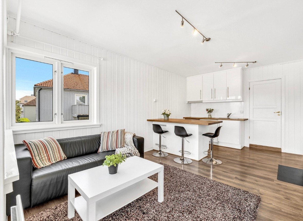 Leiligheten har en åpen stue kjøkkenløsning - Det er vedovn på stuen Galleribilde