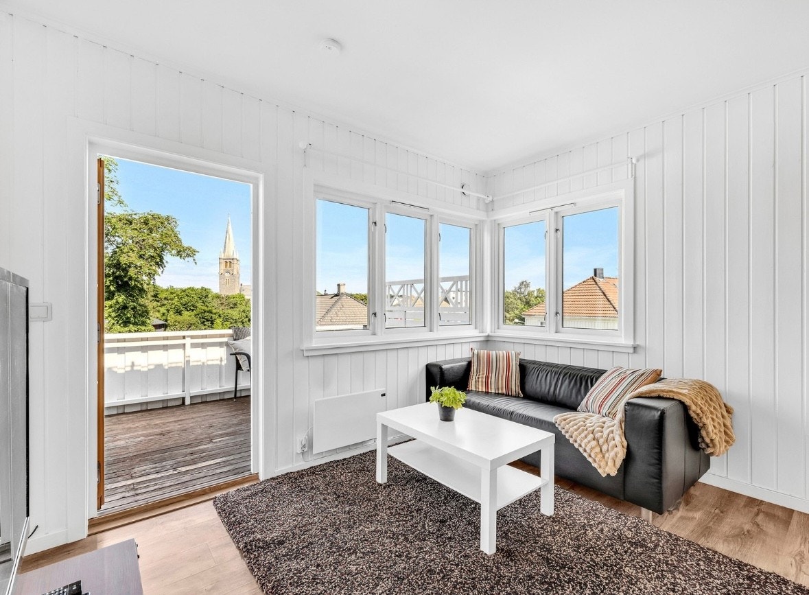 Fra stuen er det direkte utgang til leilighetens hyggelige balkong! Galleribilde